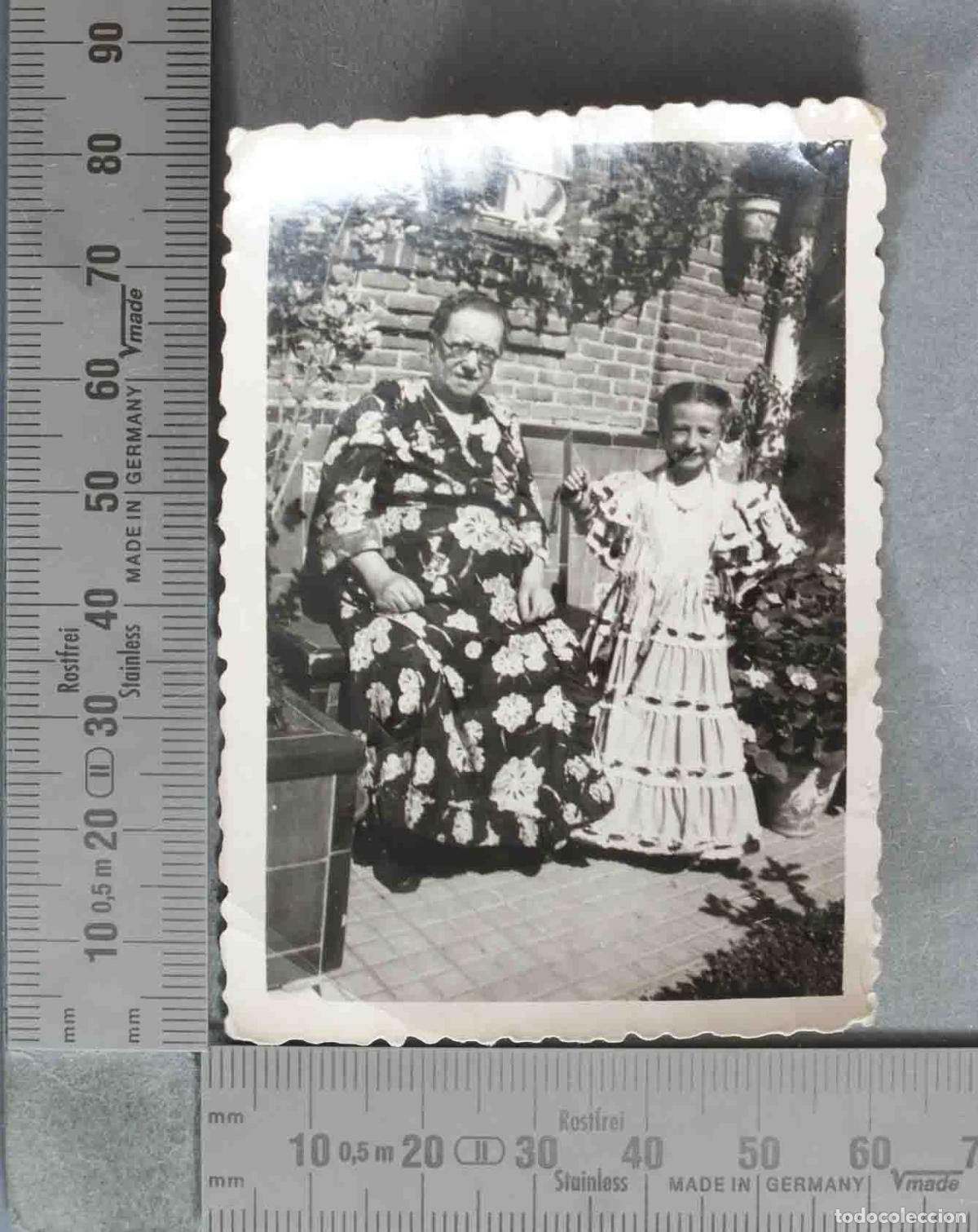 Alte Fotografie: FOTOGRAFIA. Dos mujeres sentadas con trajes folcl&oacute;ricos de flamenca HACIA 1950