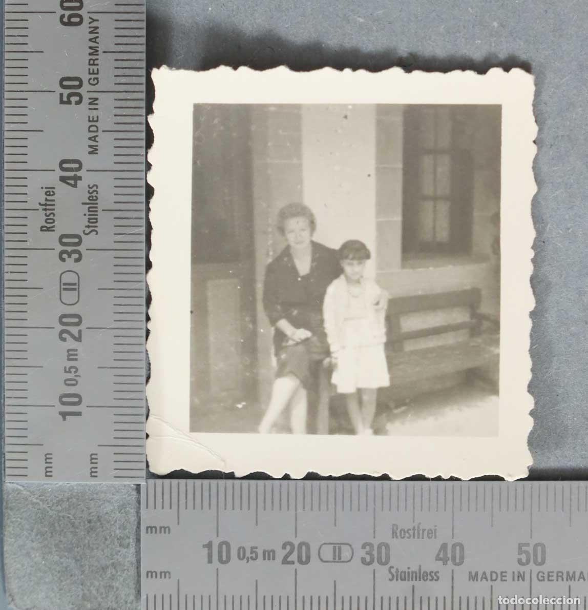 Alte Fotografie: FOTOGRAFIA. Mujer y ni&ntilde;a junto a banco de madera HACIA 1950