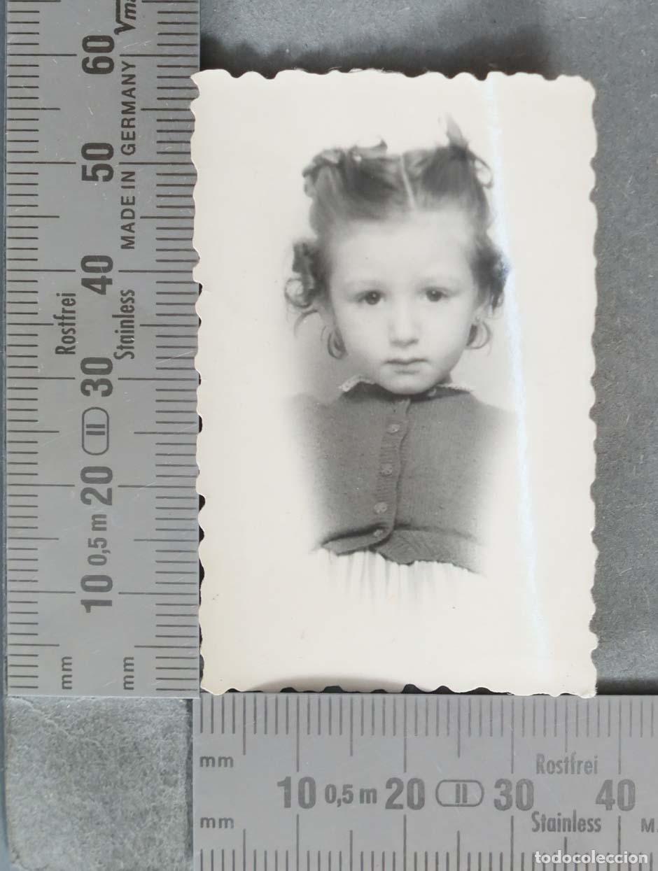 Fotograf&iacute;a antigua: FOTOGRAFIA. Retrato infantil de ni&ntilde;a con bordes ondulados HACIA 1950