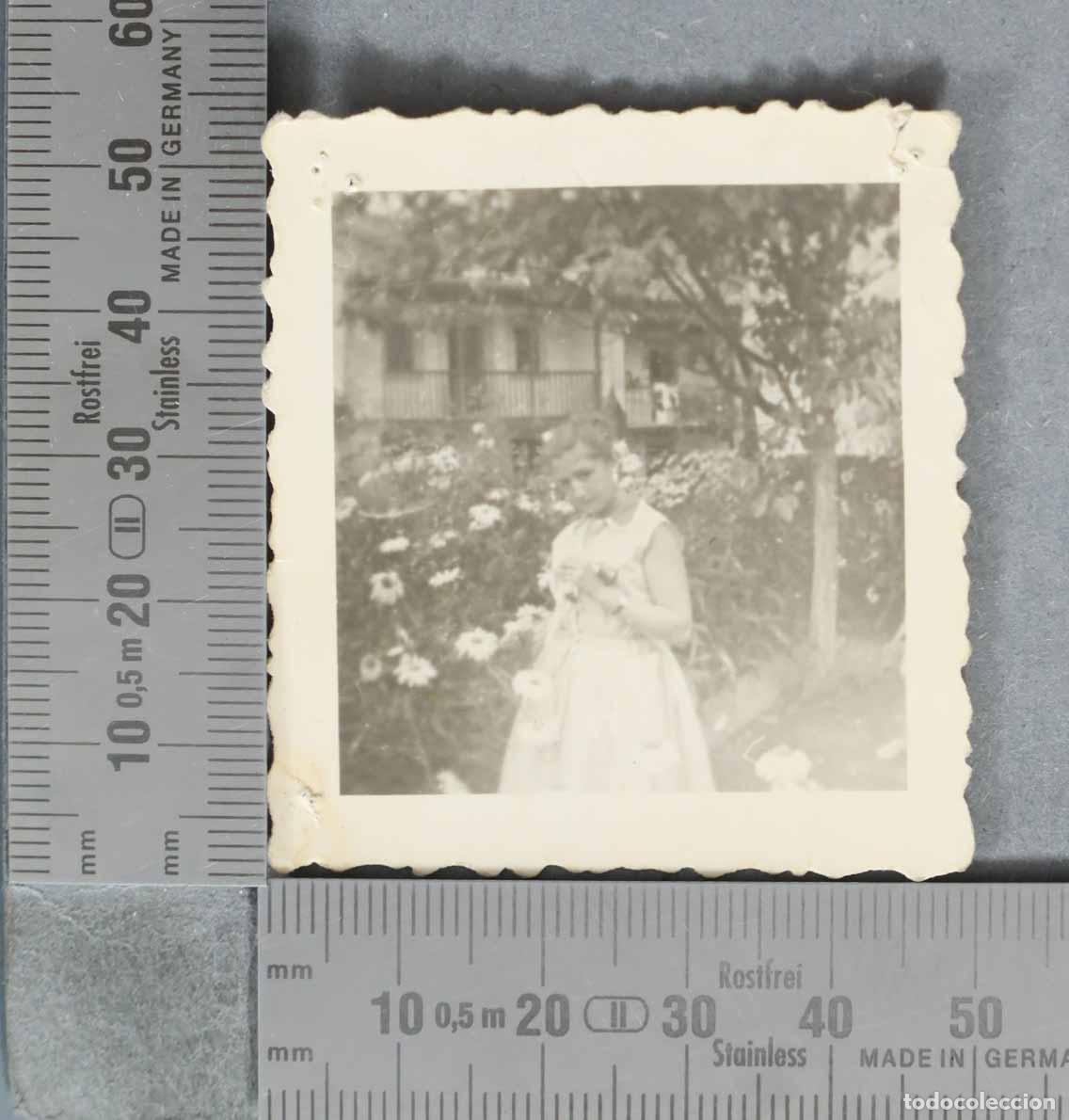 Fotograf&iacute;a antigua: FOTOGRAFIA. Fotograf&iacute;a de ni&ntilde;a de comuni&oacute;n en jard&iacute;n HACIA 1940