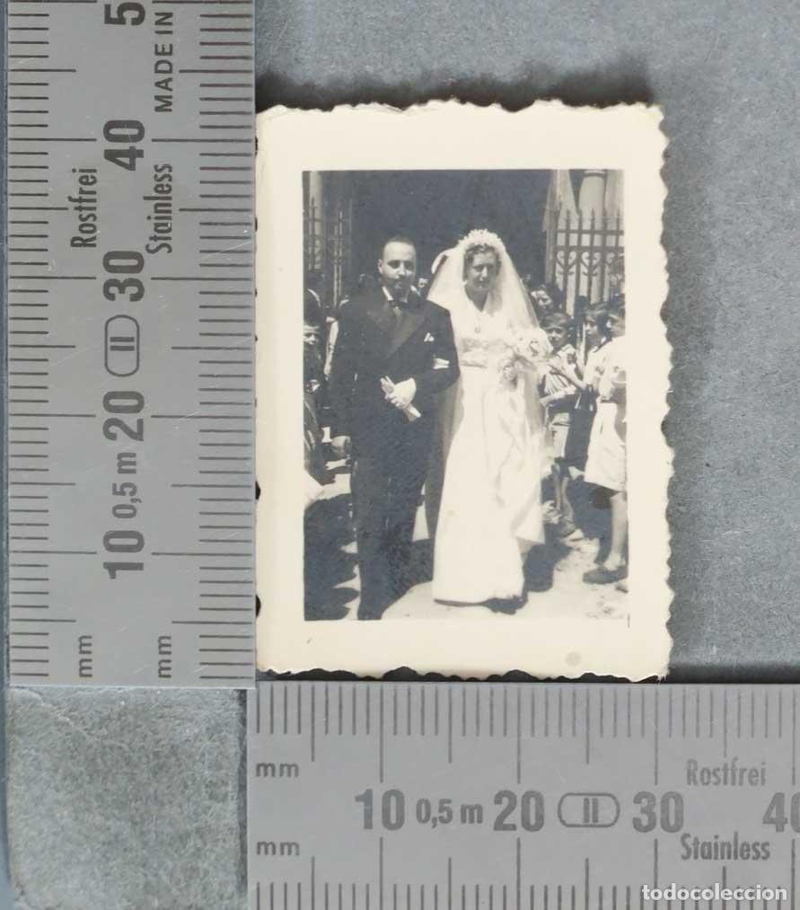 Fotograf&iacute;a antigua: FOTOGRAFIA. Boda - Novios saliendo de la iglesia HACIA 1950