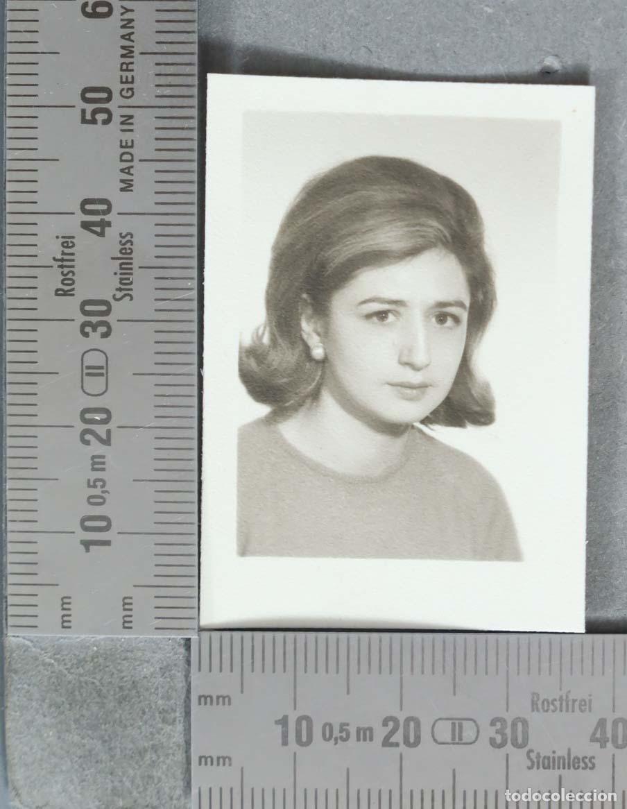 Fotograf&iacute;a antigua: FOTOGRAFIA. Retrato carn&eacute; de mujer joven con peinado voluminoso HACIA 1950