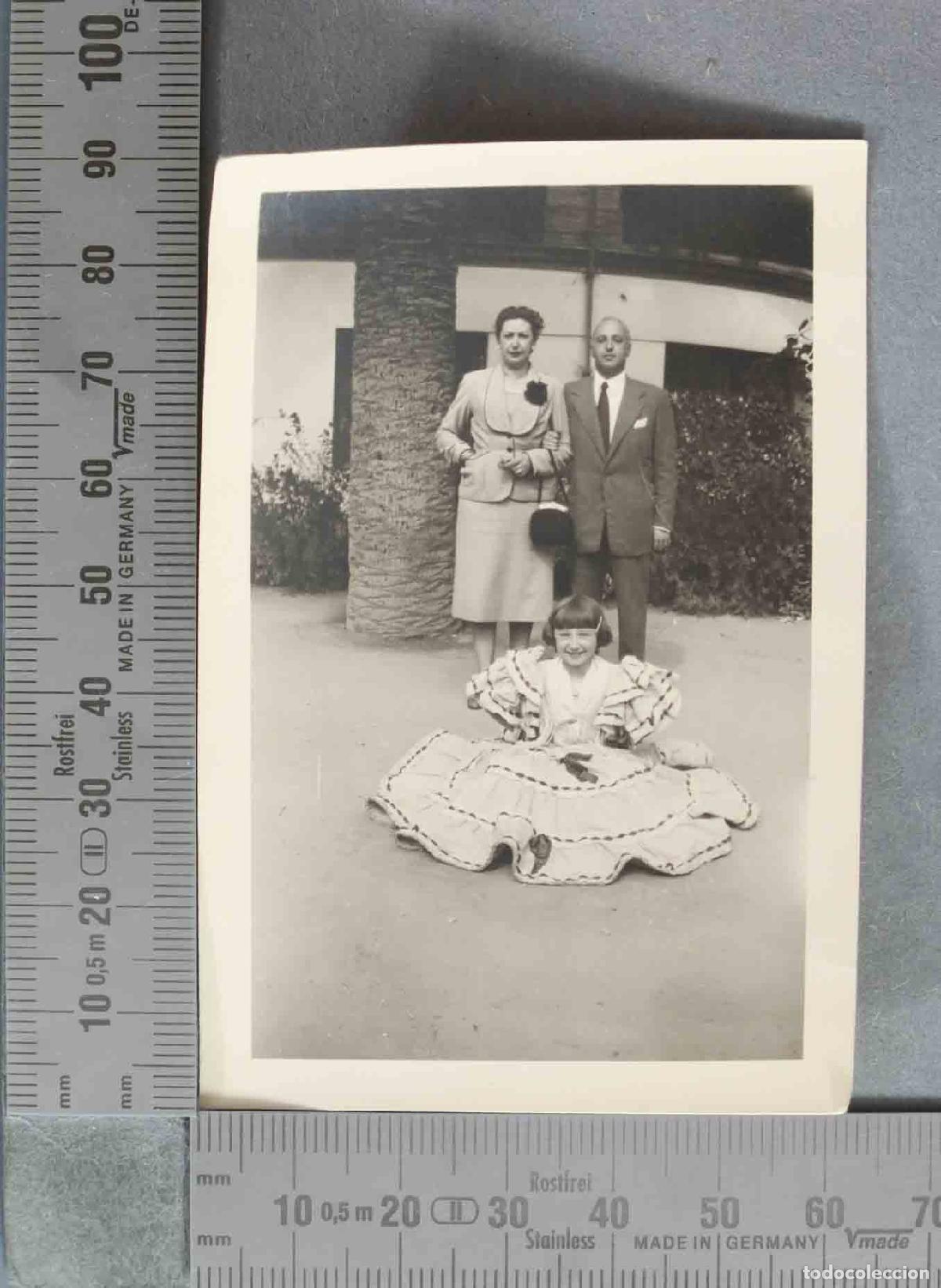 Fotograf&iacute;a antigua: FOTOGRAFIA. Familia con ni&ntilde;a en traje FLAMENCA HACIA 1950