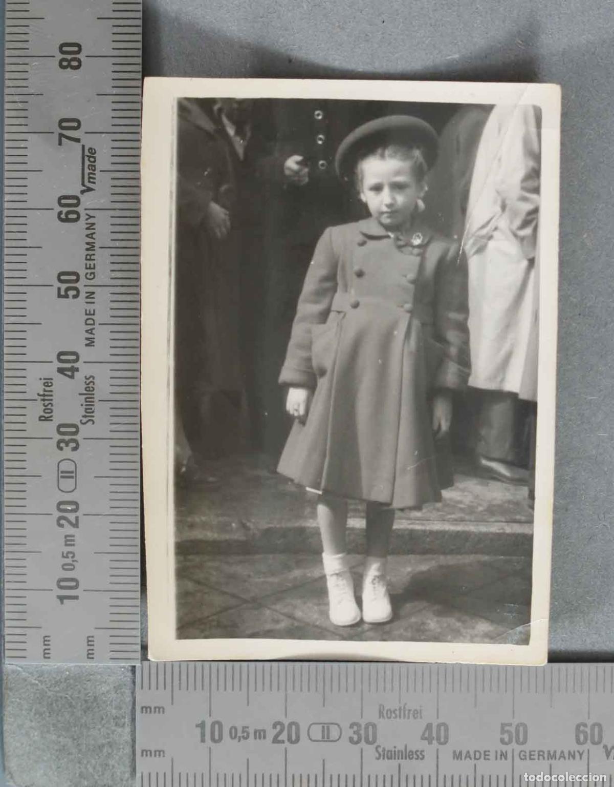 Fotograf&iacute;a antigua: FOTOGRAFIA. Ni&ntilde;a con abrigo y boina HACIA 1950