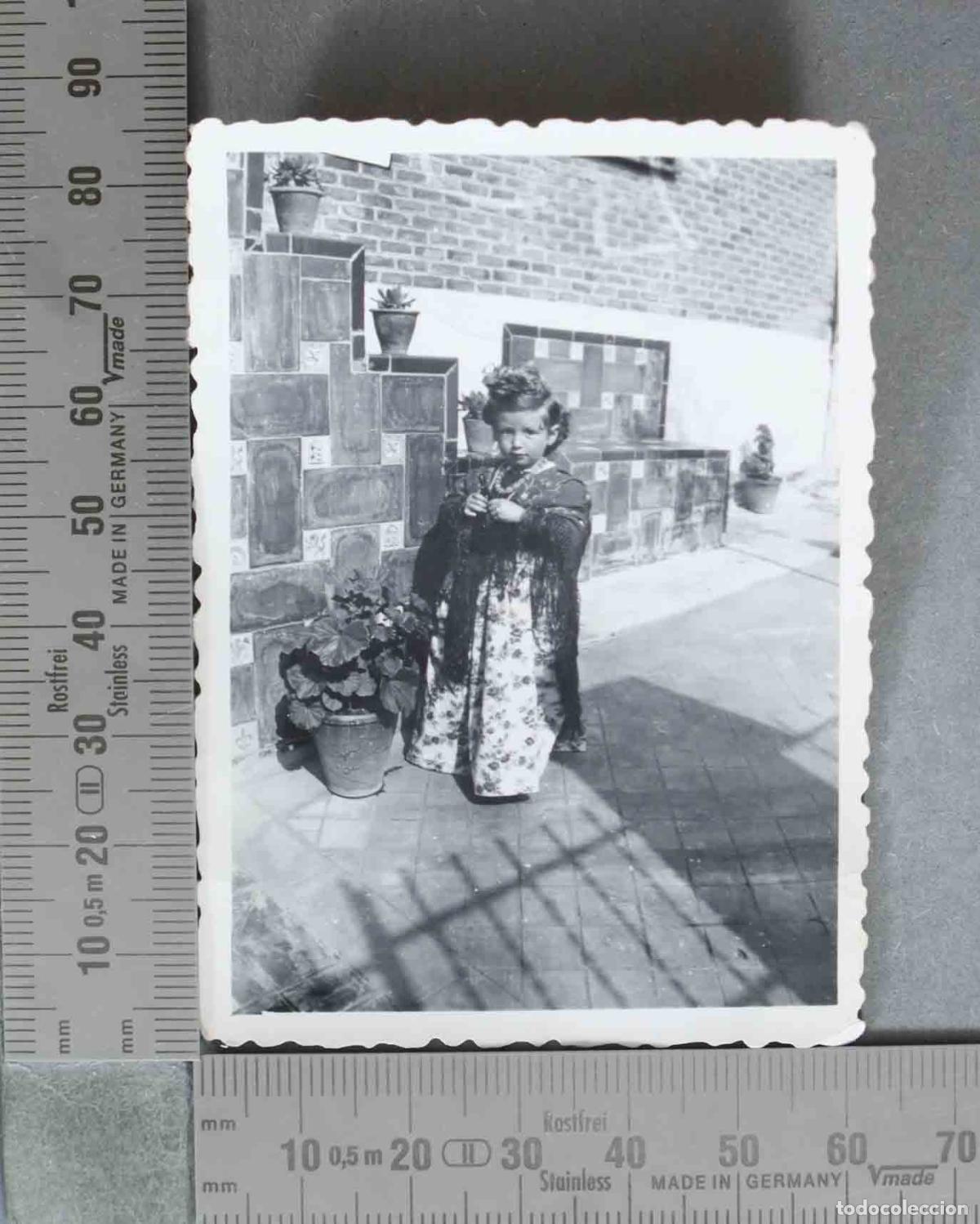 Fotograf&iacute;a antigua: FOTOGRAFIA. Ni&ntilde;a vestida de gitana Mant&oacute;n de Manila HACIA 1950