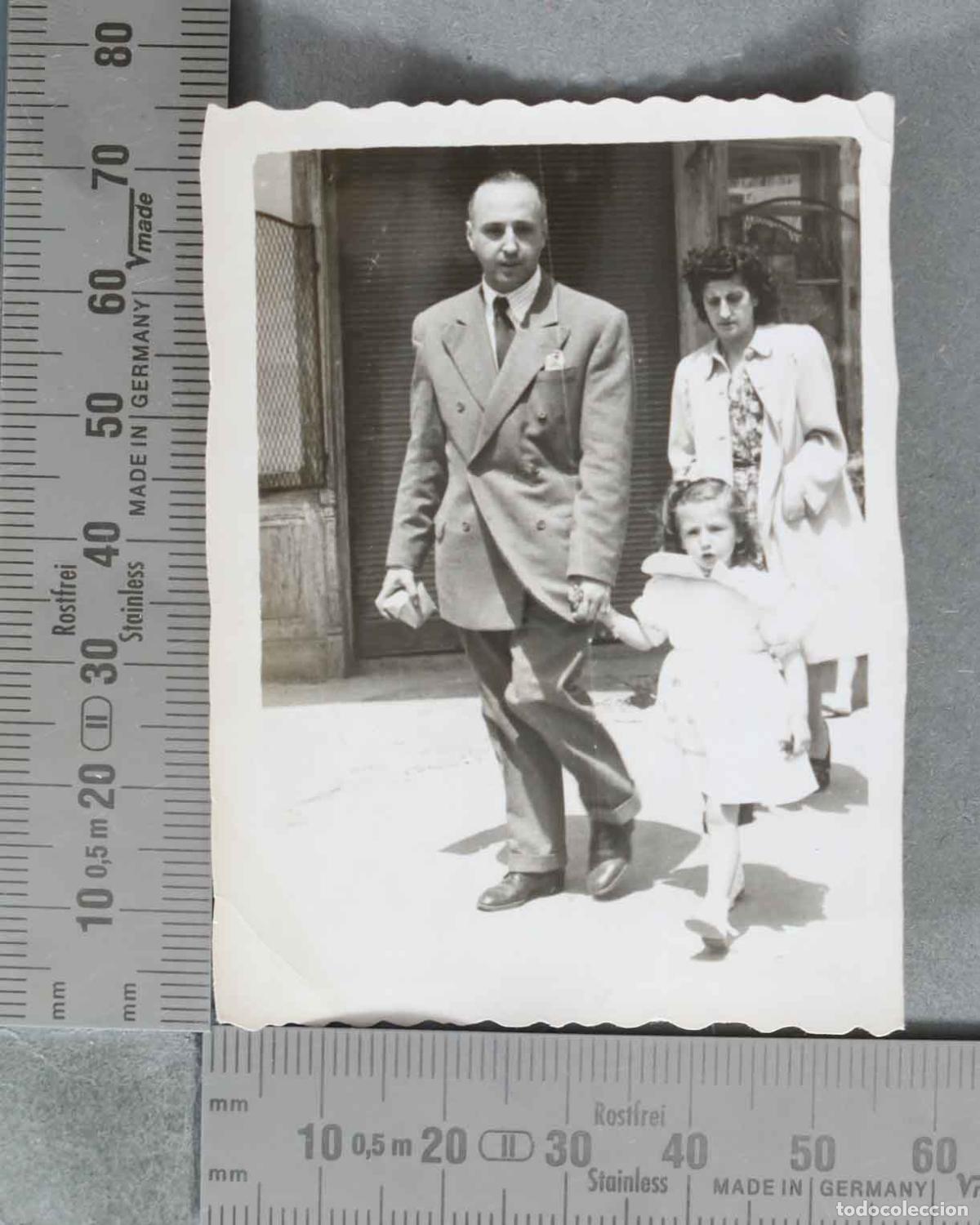 Fotograf&iacute;a antigua: FOTOGRAFIA. Familia paseando en la calle HACIA 1950