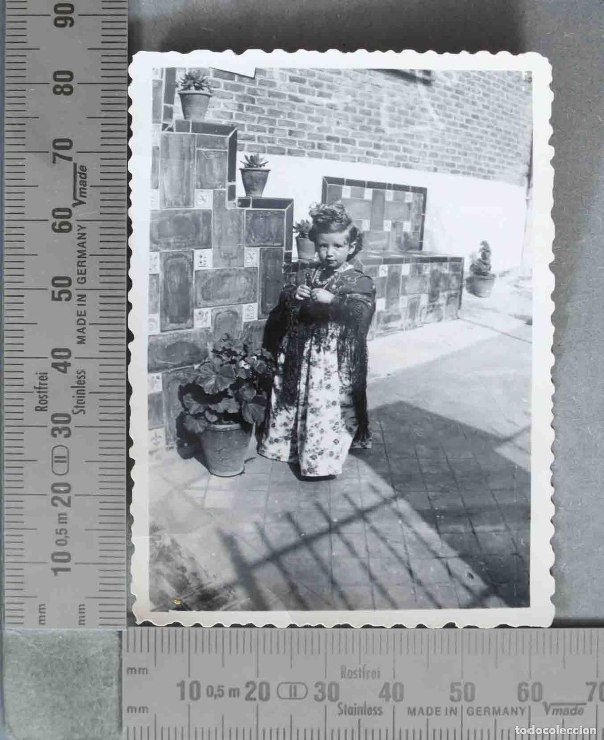 Fotograf&iacute;a antigua: FOTOGRAFIA. Ni&ntilde;a con vestido de flores y mant&oacute;n en el jard&iacute;n HACIA 1950