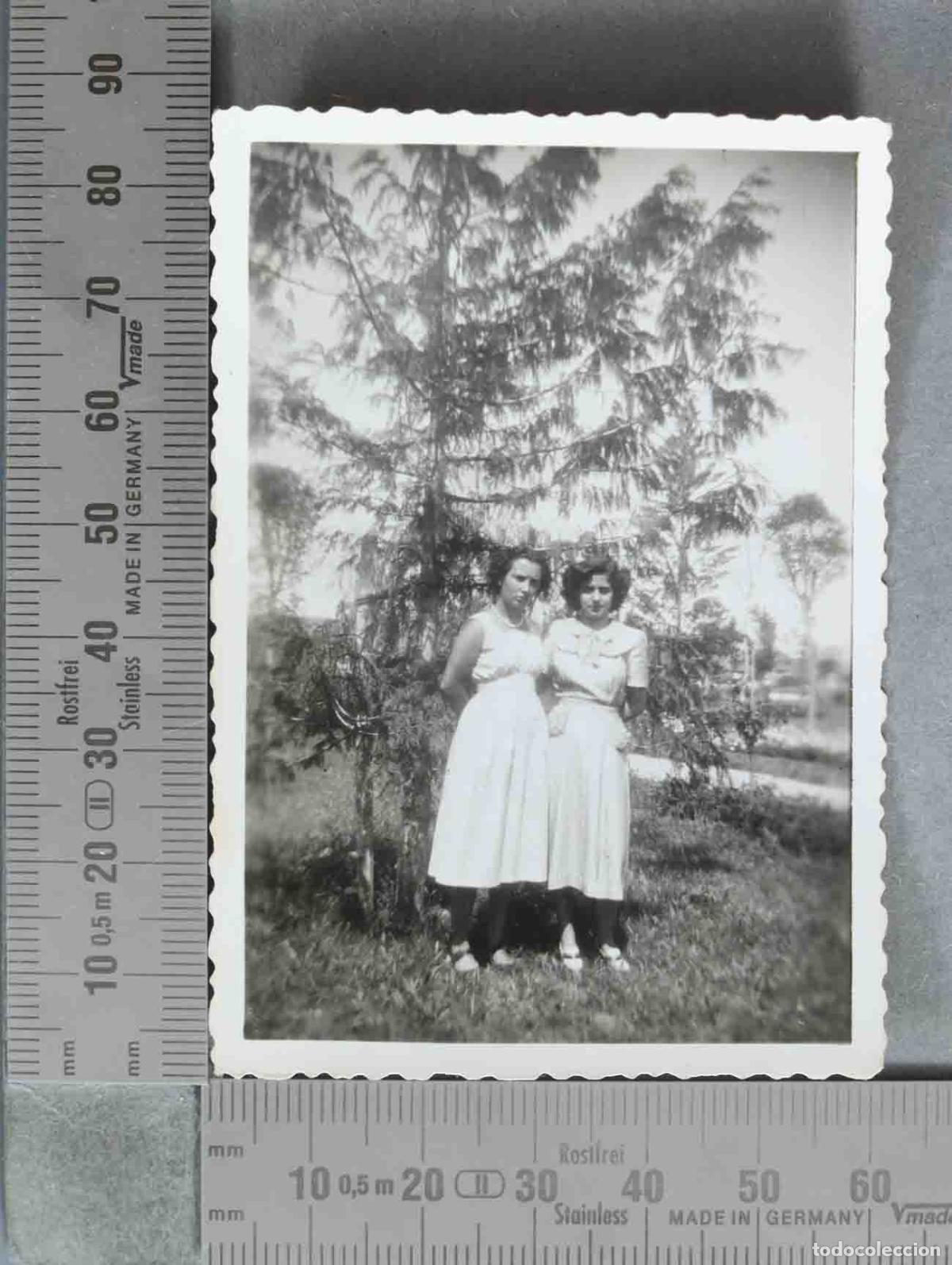 Fotograf&iacute;a antigua: FOTOGRAFIA. Dos mujeres j&oacute;venes posando frente a &aacute;rboles HACIA 1950