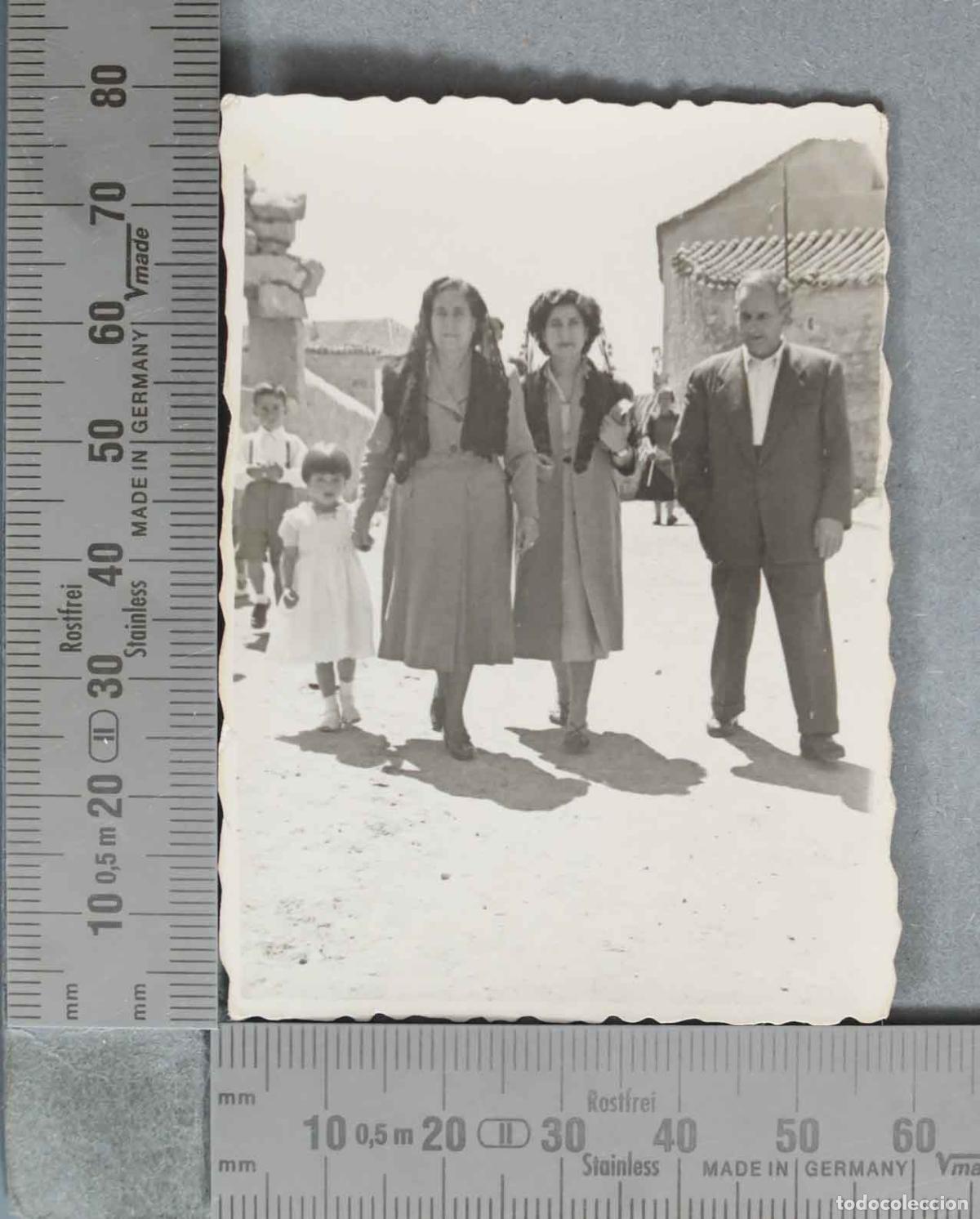 Fotograf&iacute;a antigua: FOTOGRAFIA. Familia mujer hombre ni&ntilde;a VISTA PUEBLO A IDENTIFICAR. HACIA 1940