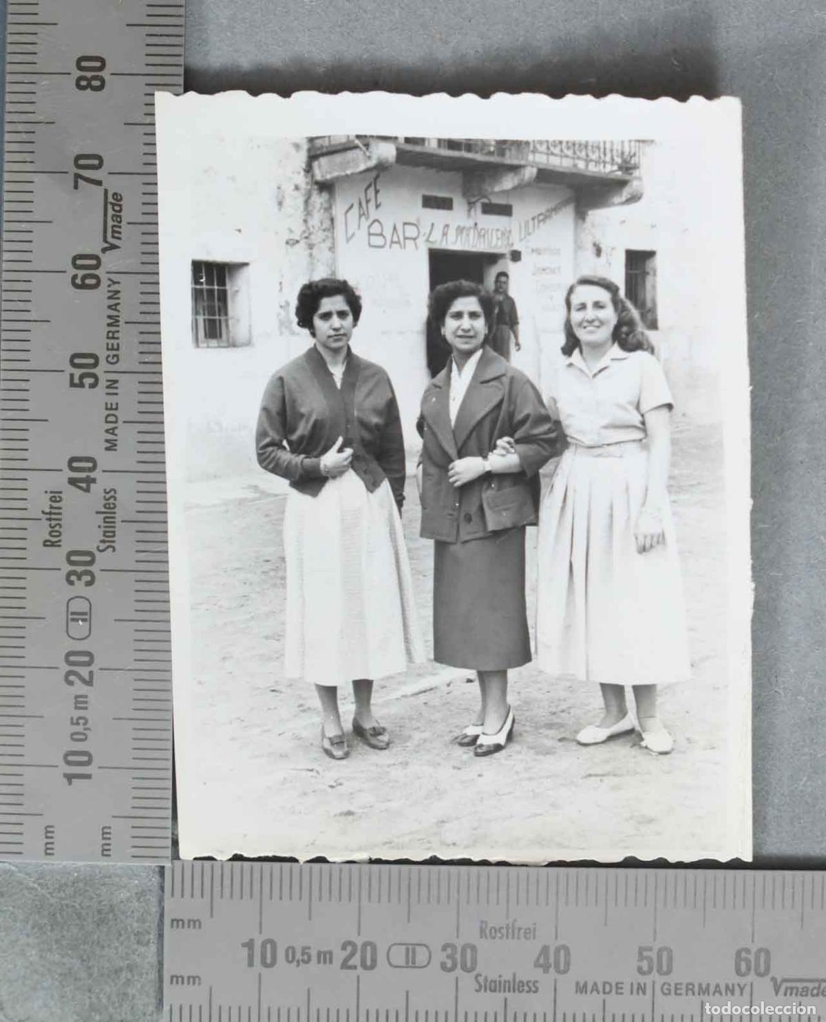 Fotograf&iacute;a antigua: FOTOGRAFIA. vista de Caf&eacute; Bar ultramarinos La Madrile&ntilde;a- PUEBLO A IDENTIFICAR. HACIA 1940