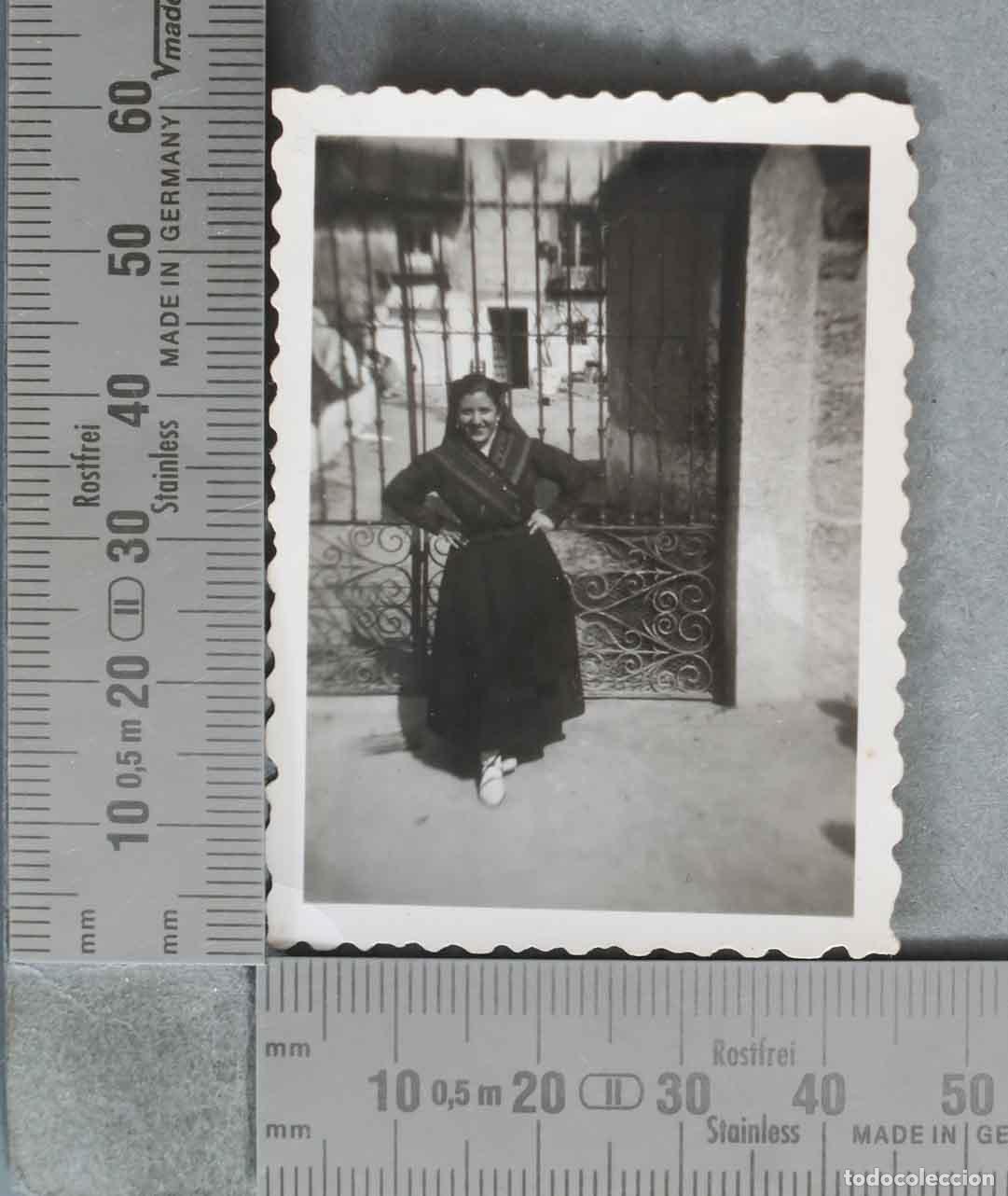 Fotograf&iacute;a antigua: FOTOGRAFIA. Mujer con traje tradicional . HACIA 1940