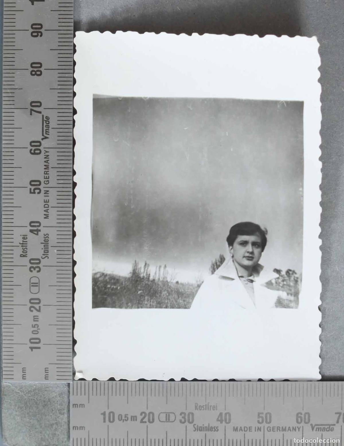 Fotograf&iacute;a antigua: FOTOGRAFIA. Mujer con abrigo blanco en el campo. TORRELAVEGA 1953