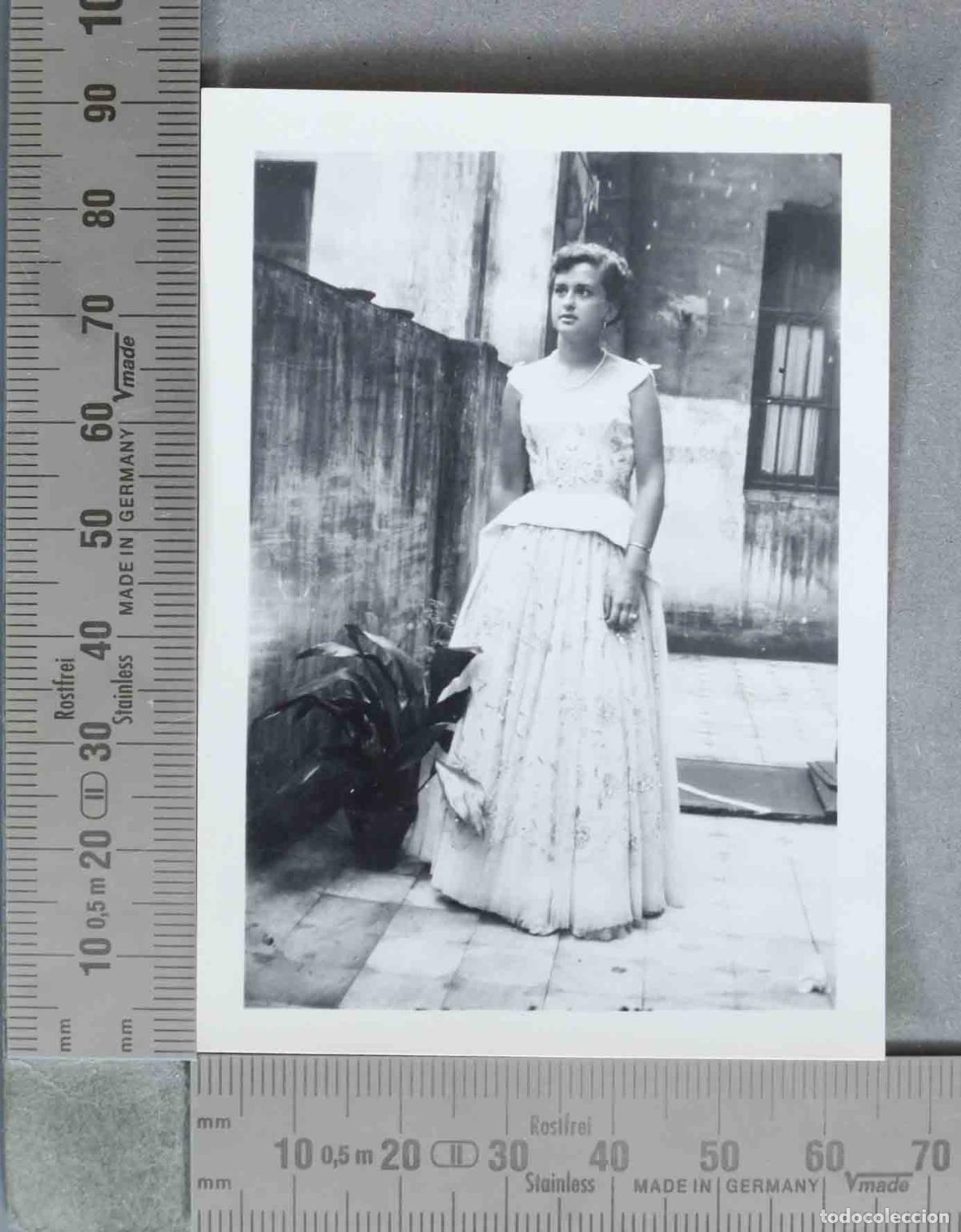 Fotografia antica: FOTOGRAFIA. Mujer joven con vestido de gala - HACIA 1950