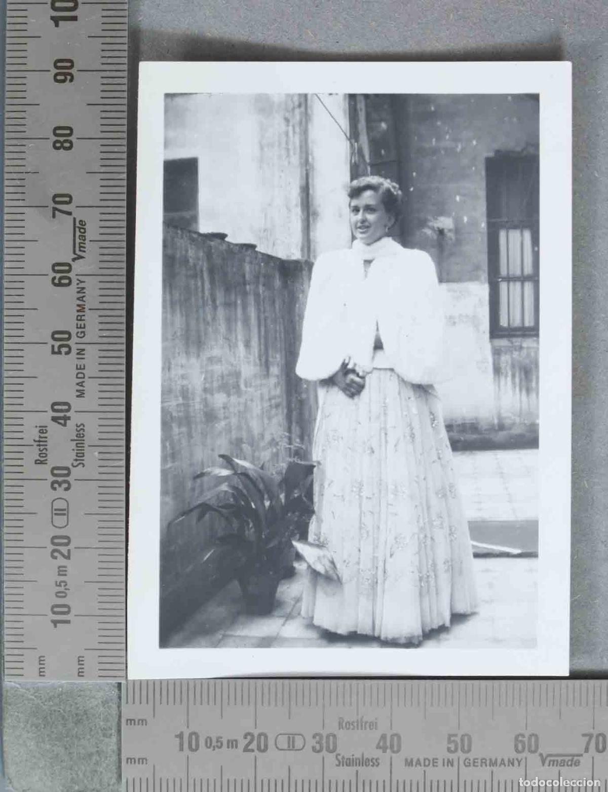 Fotografia antica: FOTOGRAFIA. MUJER POSANDO VESTIDO GALA. HACIA 1950
