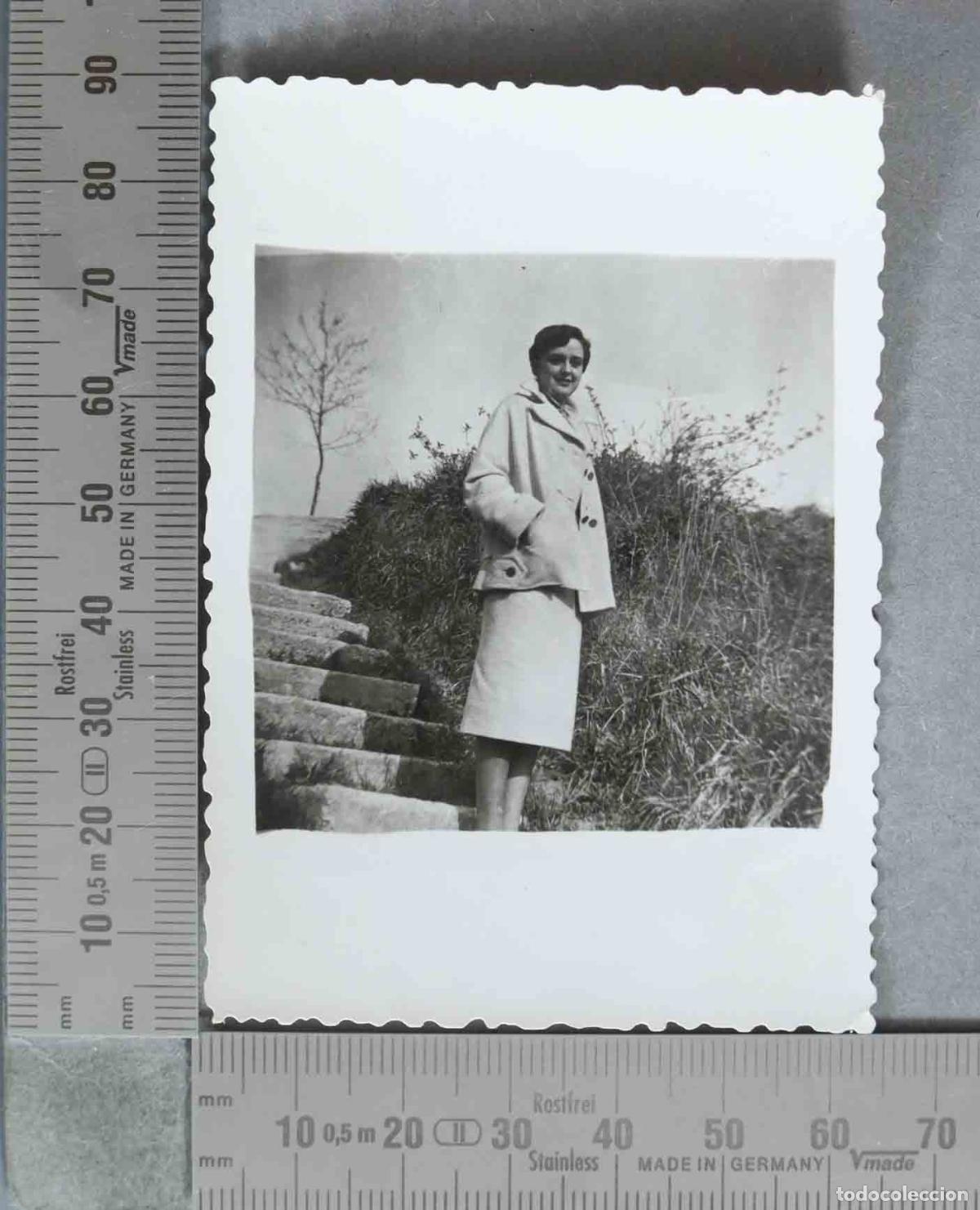 Fotograf&iacute;a antigua: FOTOGRAFIA. Mujer con abrigo en escalera TORRELAVEGA 1953
