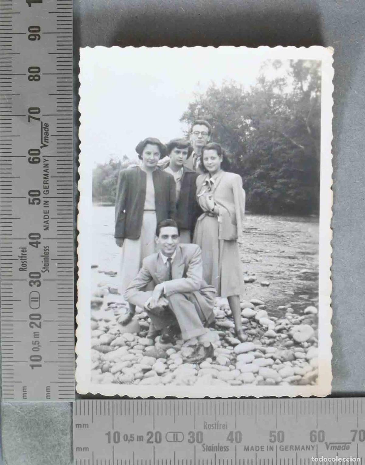 Fotograf&iacute;a antigua: FOTOGRAFIA. Grupo de j&oacute;venes junto a un r&iacute;o HACIA 1950 TORRELAVEGA?