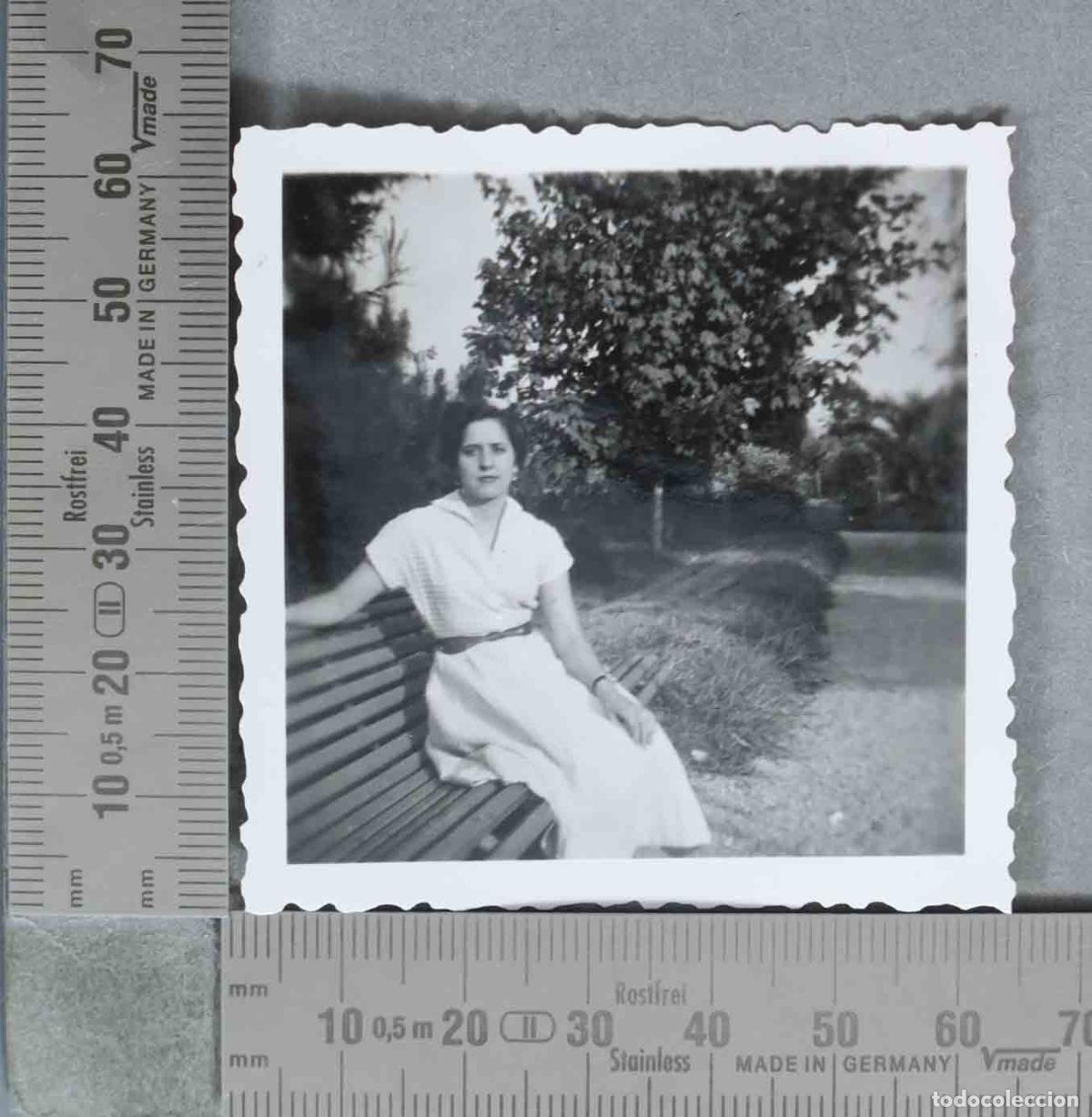Fotograf&iacute;a antigua: FOTOGRAFIA. Mujer sentada en un banco de madera de un parque HACIA 1950