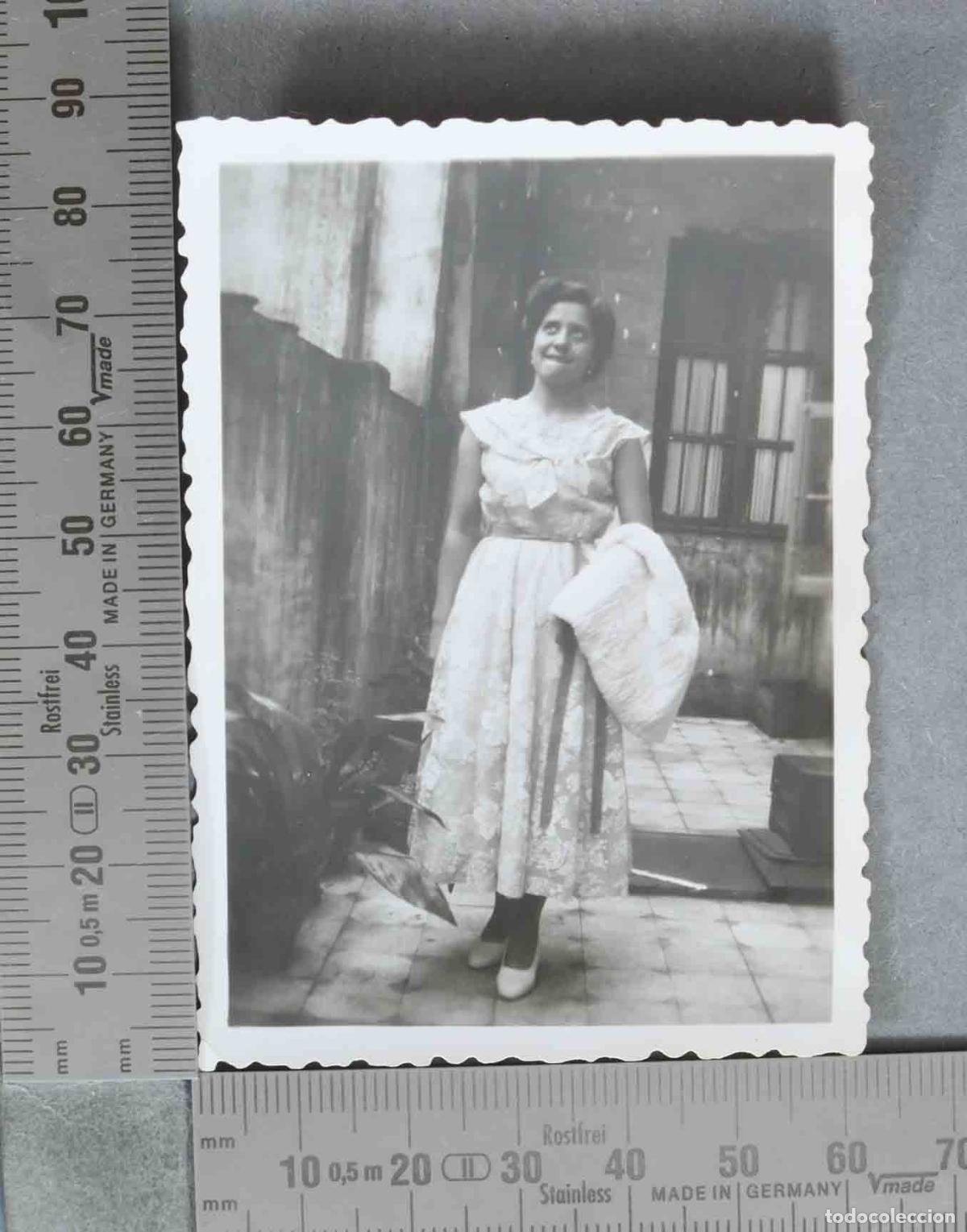 Fotograf&iacute;a antigua: FOTOGRAFIA. Mujer joven con vestido de encaje claro en patio exterior HACIA 1950
