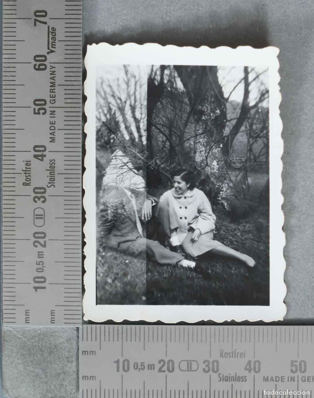 Fotograf&iacute;a antigua: FOTOGRAFIA. Pareja en el campo HACIA 1950