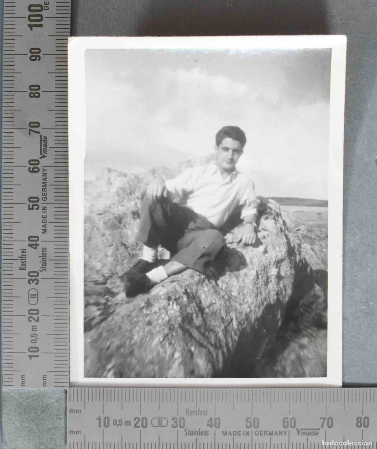 Fotograf&iacute;a antigua: FOTOGRAFIA. Joven sobre roca HACIA 1950