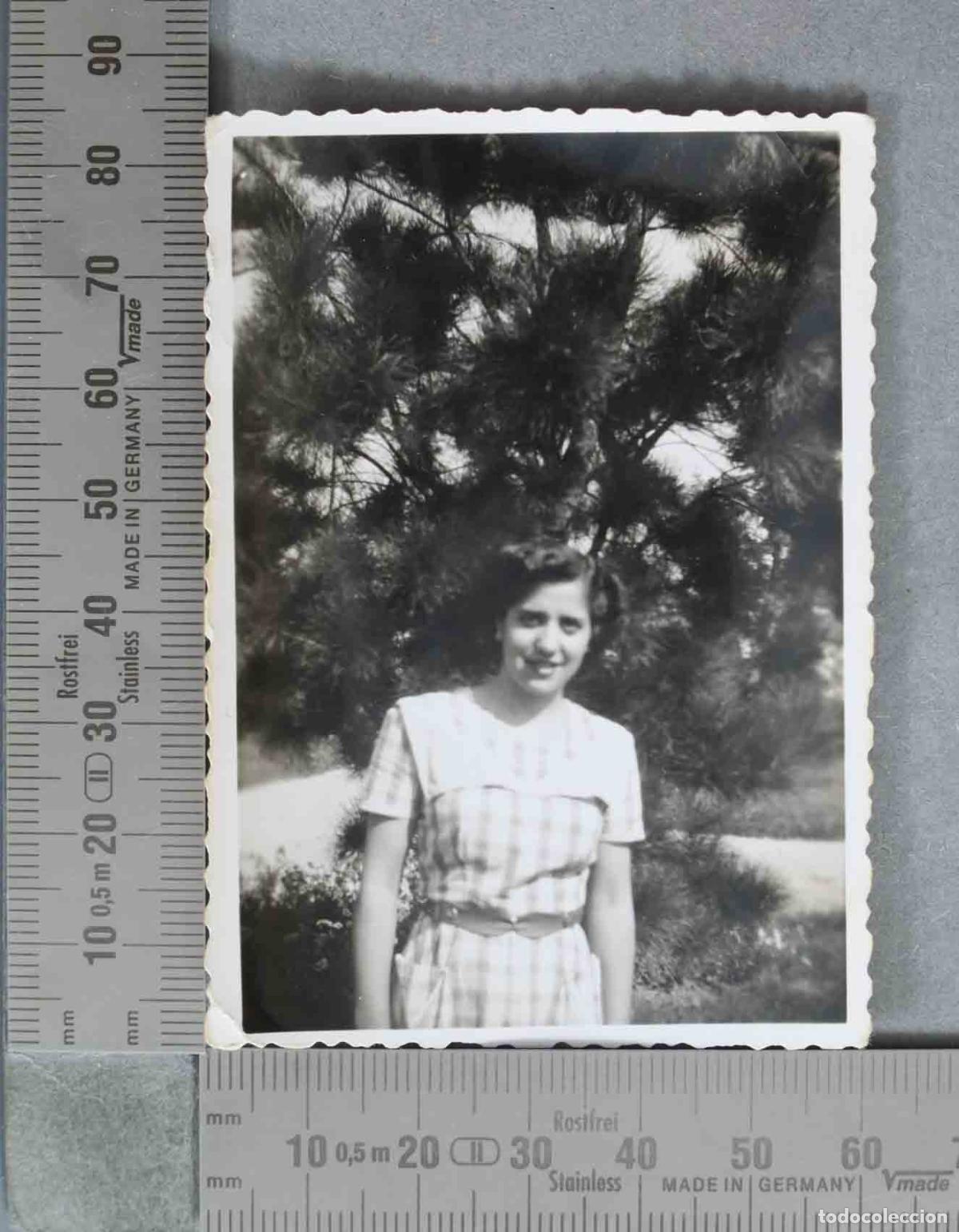Fotograf&iacute;a antigua: FOTOGRAFIA. Se&ntilde;ora ante un pino HACIA 1950