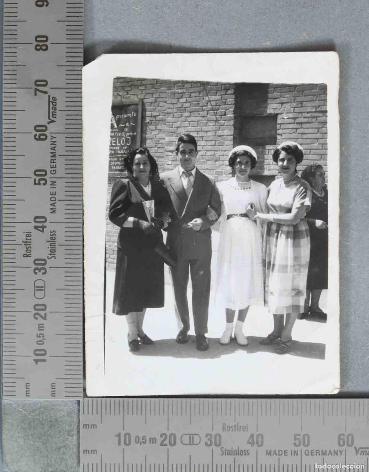 Fotograf&iacute;a antigua: FOTOGRAFIA. Grupo familiar frente a pared de ladrillo con cartel Reloj HACIA 1950