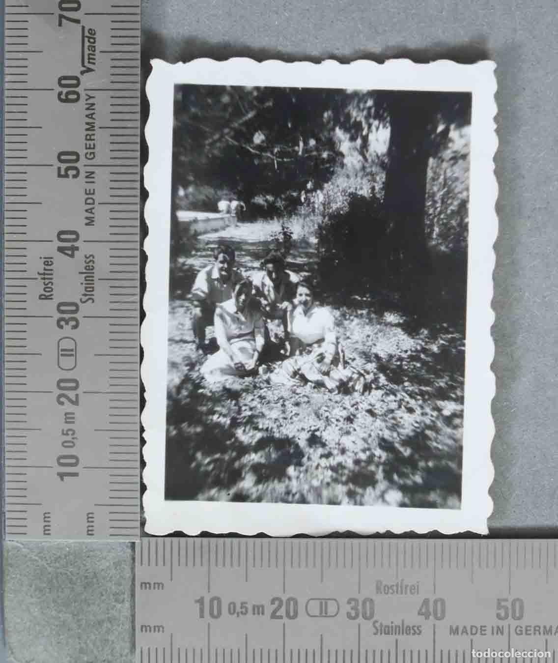 Fotograf&iacute;a antigua: FOTOGRAFIA. Grupo de personas al aire libre - HACIA 1950