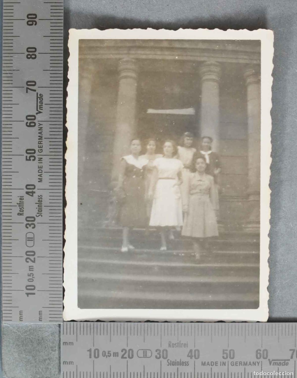 Fotograf&iacute;a antigua: FOTOGRAFIA. Grupo de mujeres j&oacute;venes en las escaleras HACIA 1950