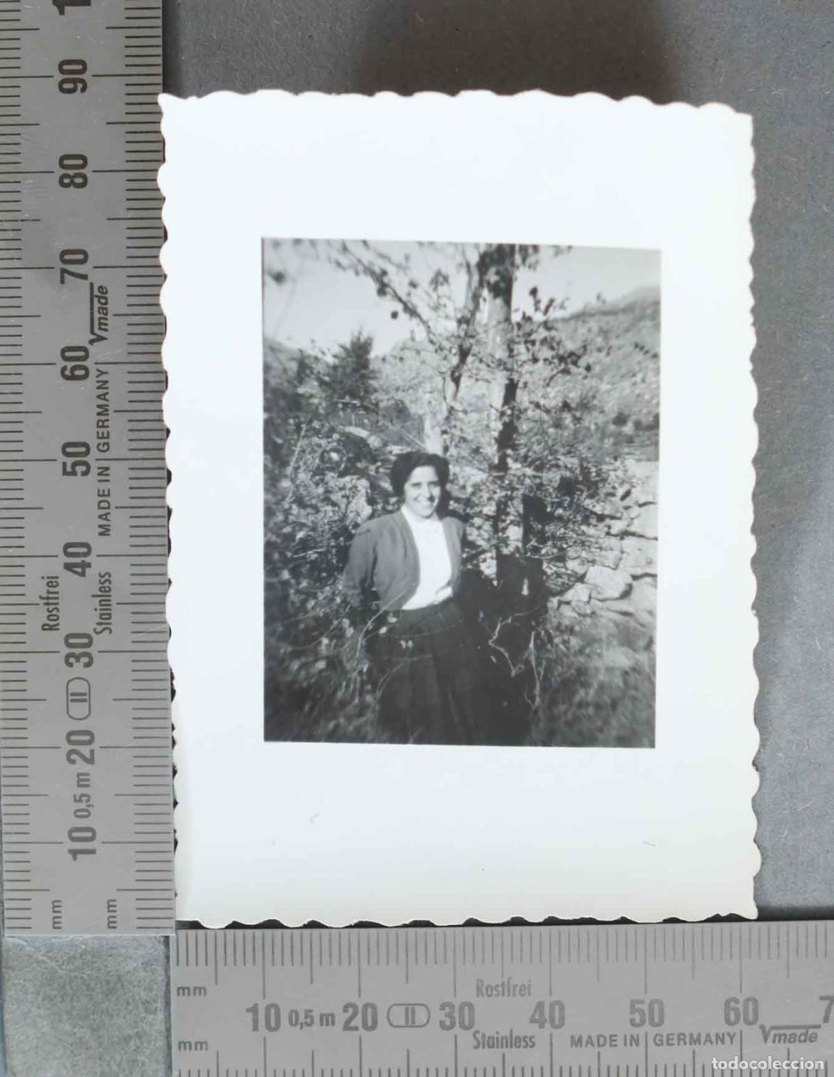 Fotograf&iacute;a antigua: FOTOGRAFIA. Mujer con chaqueta blanca y falda de cuadros junto a un &aacute;rbol HACIA 1950