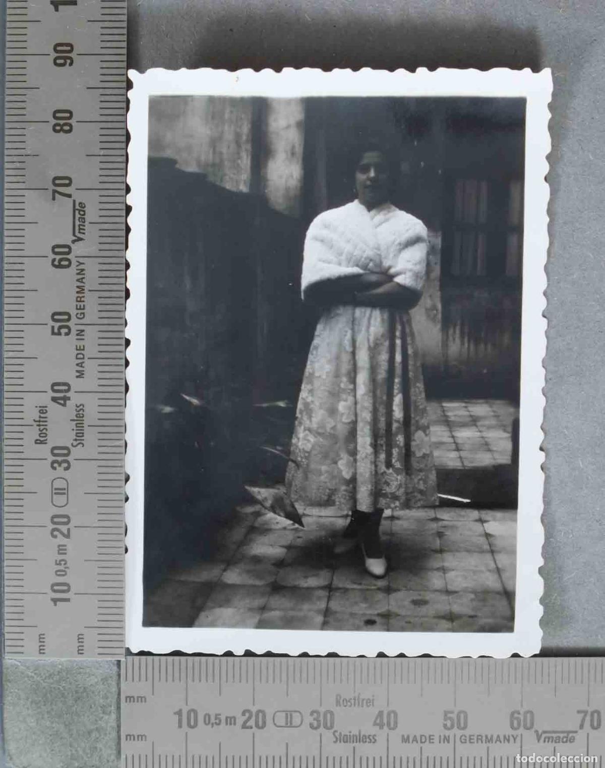 Fotograf&iacute;a antigua: FOTOGRAFIA. Mujer con vestido de encaje y chal blanco HACIA 1950