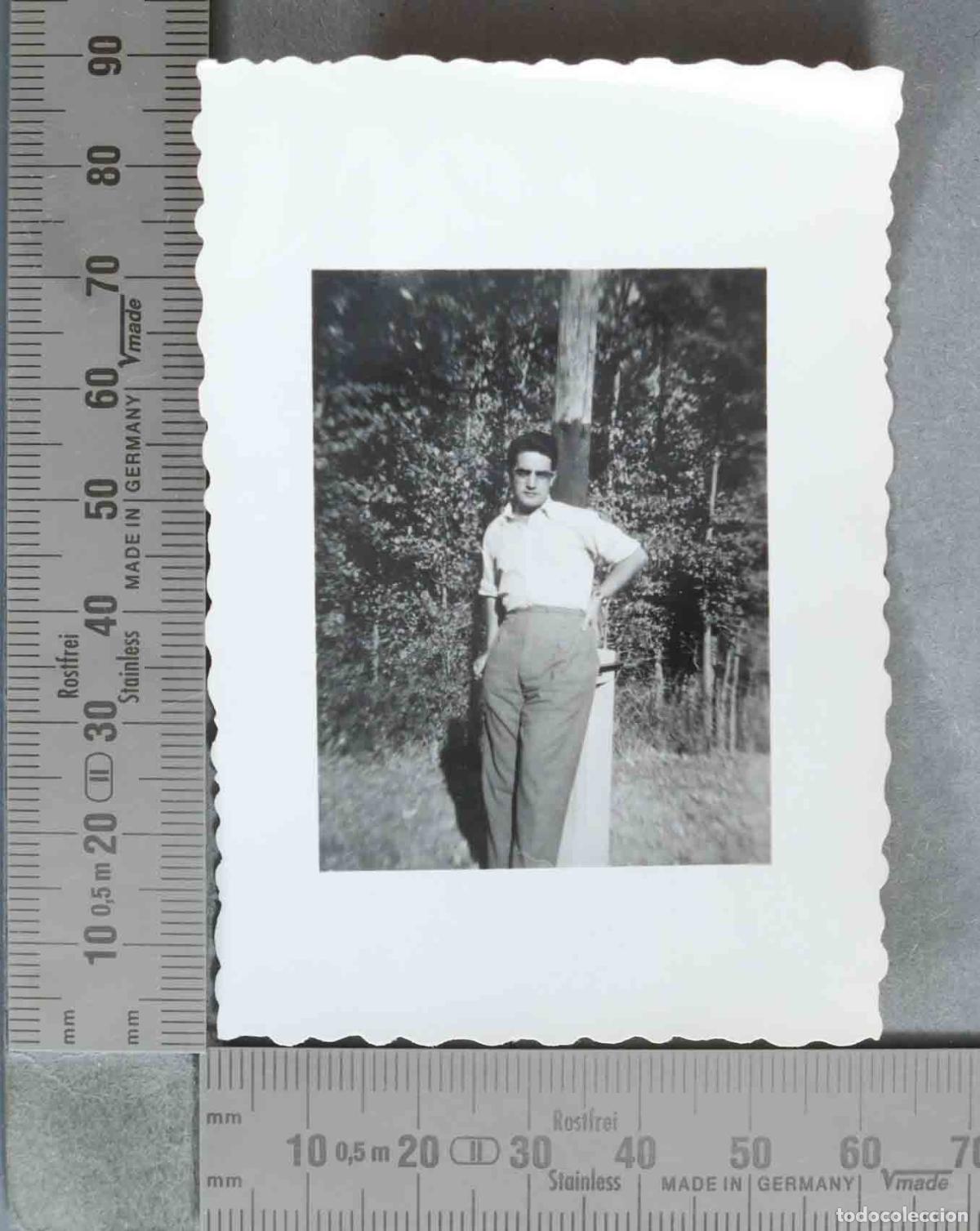 Fotograf&iacute;a antigua: FOTOGRAFIA. Retrato de hombre joven en exterior HACIA 1950