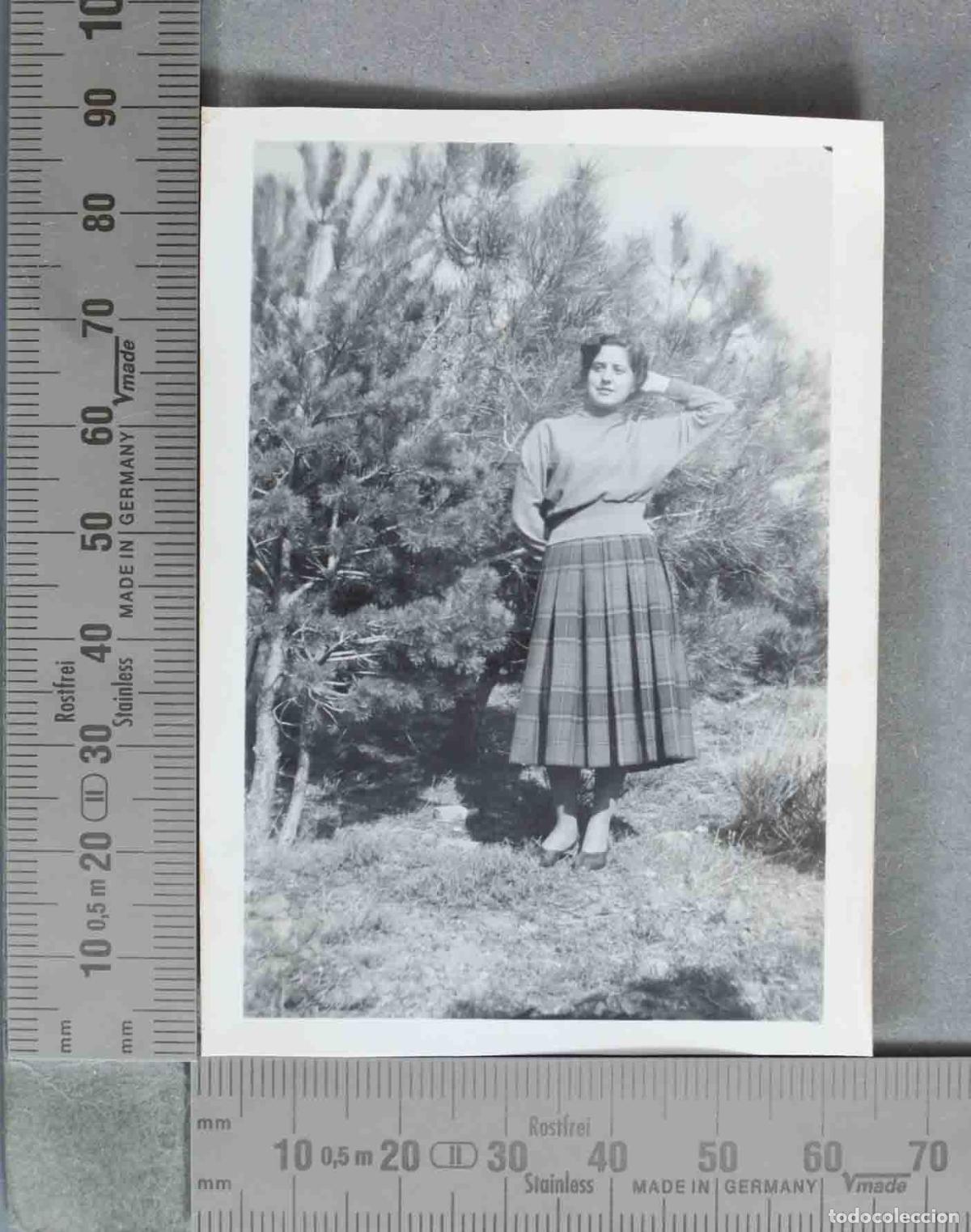 Fotograf&iacute;a antigua: FOTOGRAFIA. MUJER EN EL CAMPO HACIA 1950
