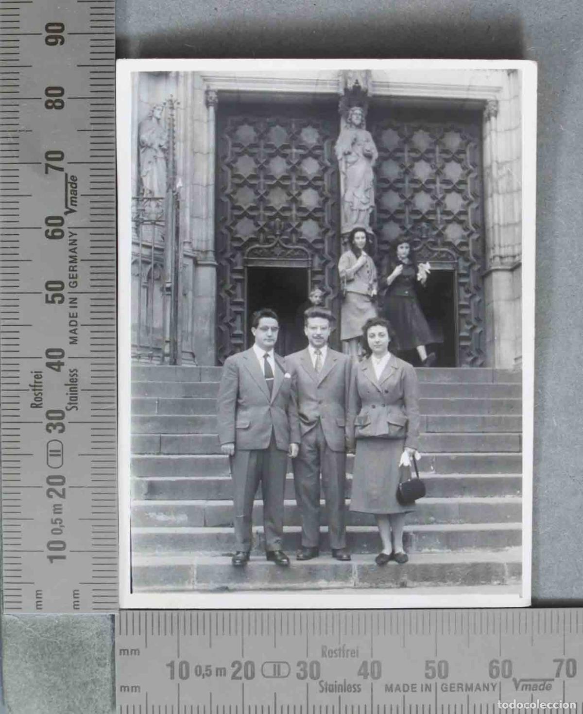 Fotograf&iacute;a antigua: FOTOGRAFIA. Catedral - Barcelona - Entrada principal - Personas posando HACIA 1950