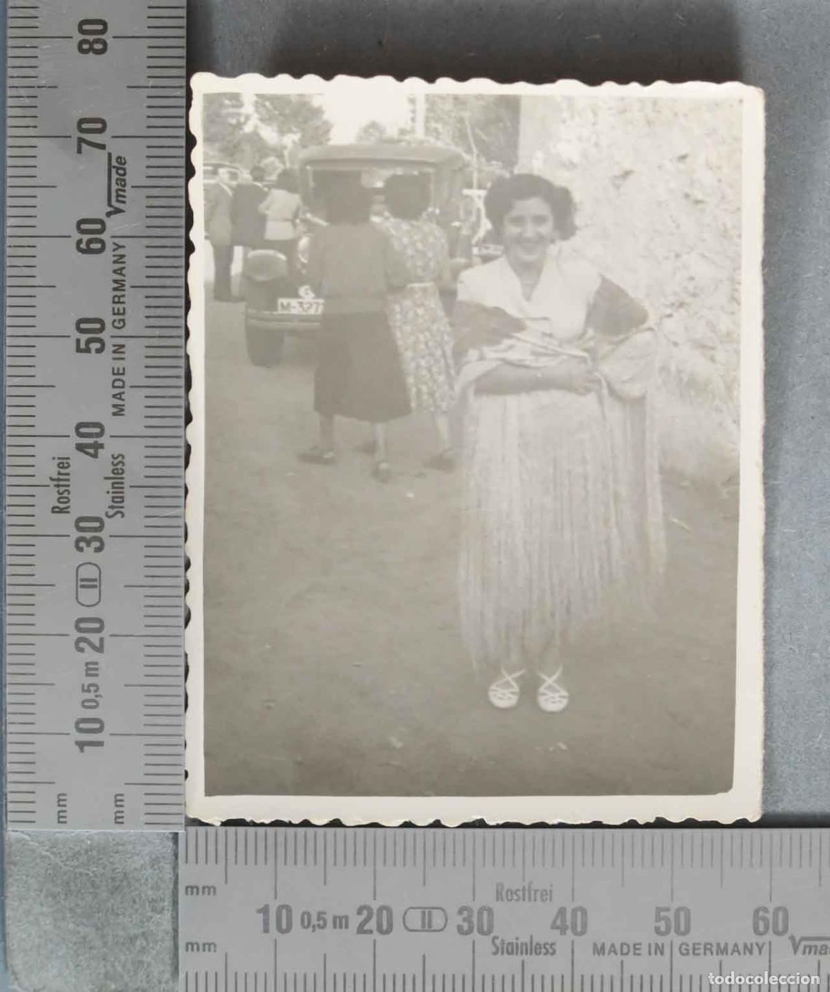 Fotograf&iacute;a antigua: FOTOGRAFIA. Mujer con mant&oacute;n de Manila y vestido tradicional - Coche antiguo HACIA 1950