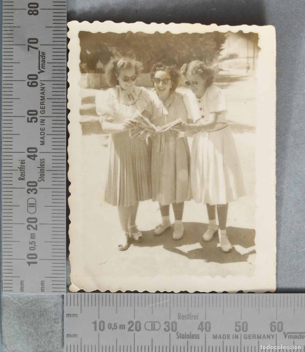 Fotograf&iacute;a antigua: FOTOGRAFIA. Tres mujeres j&oacute;venes con gafas de sol leyendo plano HACIA 1950