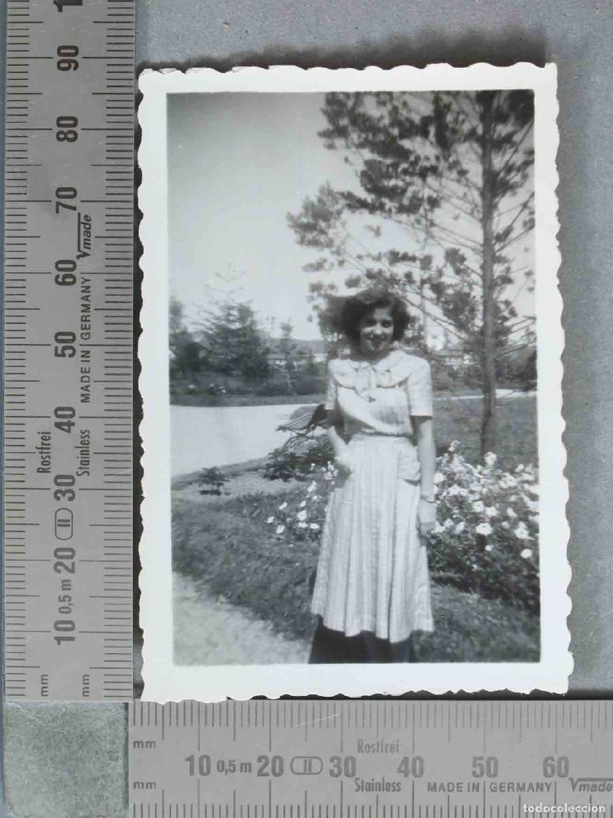 Fotograf&iacute;a antigua: FOTOGRAFIA. Mujer en jard&iacute;n con flores HACIA 1950