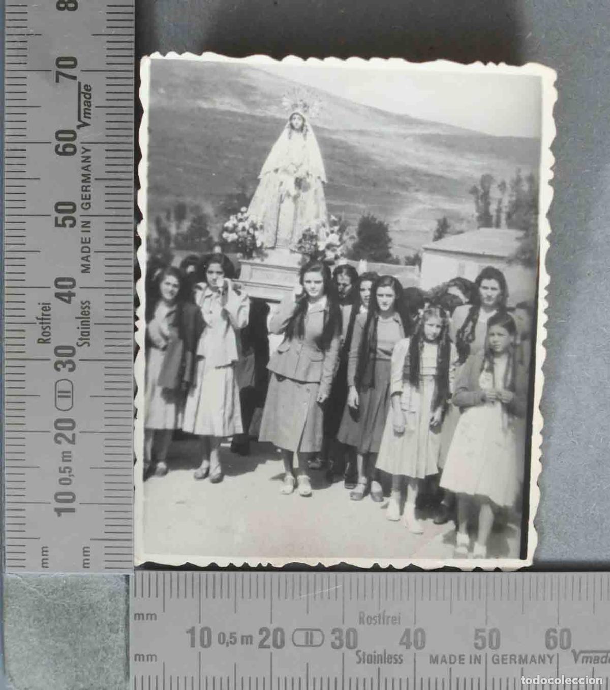 Fotograf&iacute;a antigua: FOTOGRAFIA. Virgen de los Dolores - Procesi&oacute;n con mujeres jovenes portando el paso. HACIA 1950