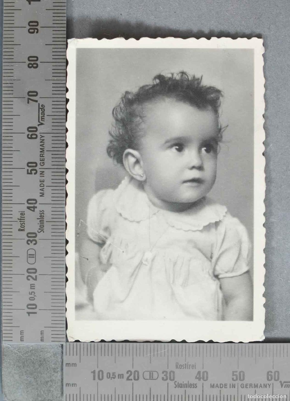 Fotograf&iacute;a antigua: FOTOGRAFIA. Retrato infantil ni&ntilde;a con vestido de cuello festoneado HACIA 1950 TORRELAVEGA