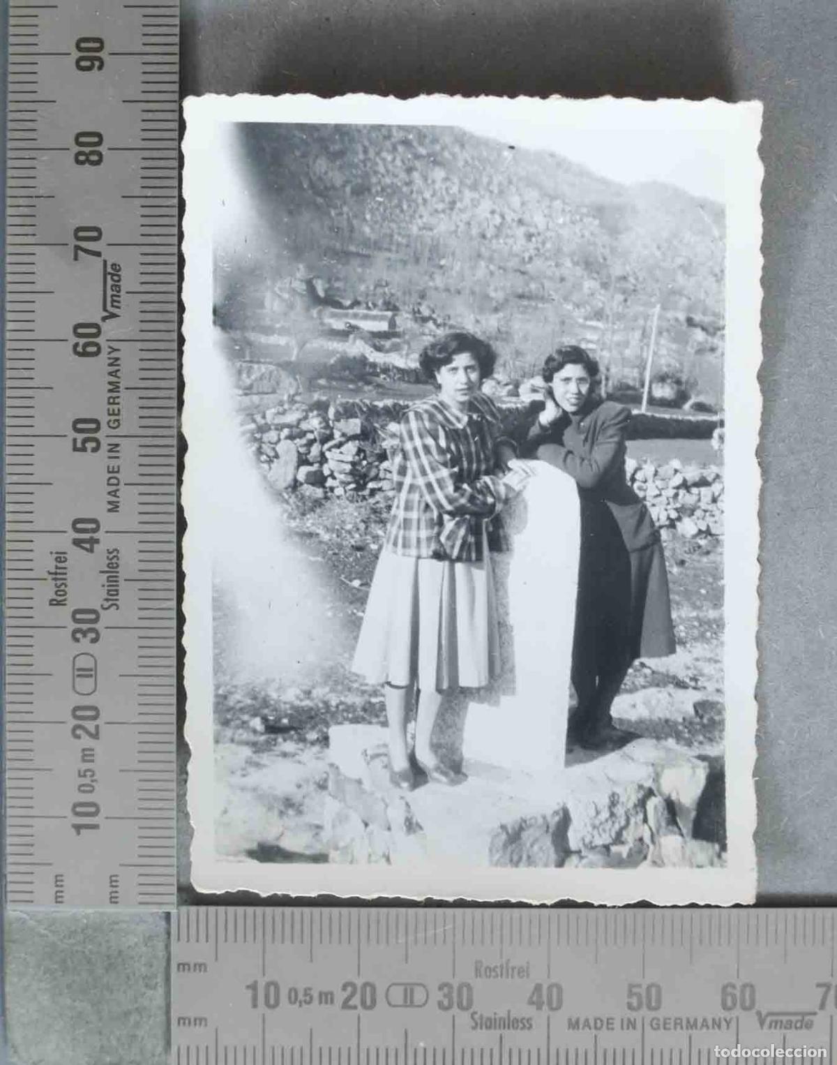 Fotograf&iacute;a antigua: FOTOGRAFIA. Dos mujeres posando junto a monolito de piedra HACIA 1950