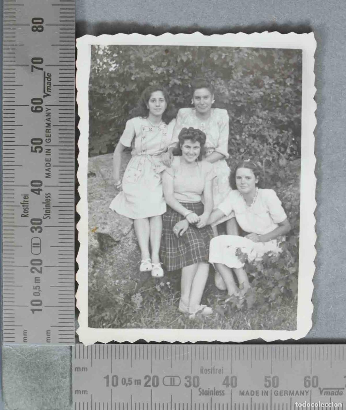 Fotograf&iacute;a antigua: FOTOGRAFIA. Grupo de cuatro mujeres j&oacute;venes posando al aire libre HACIA 1950