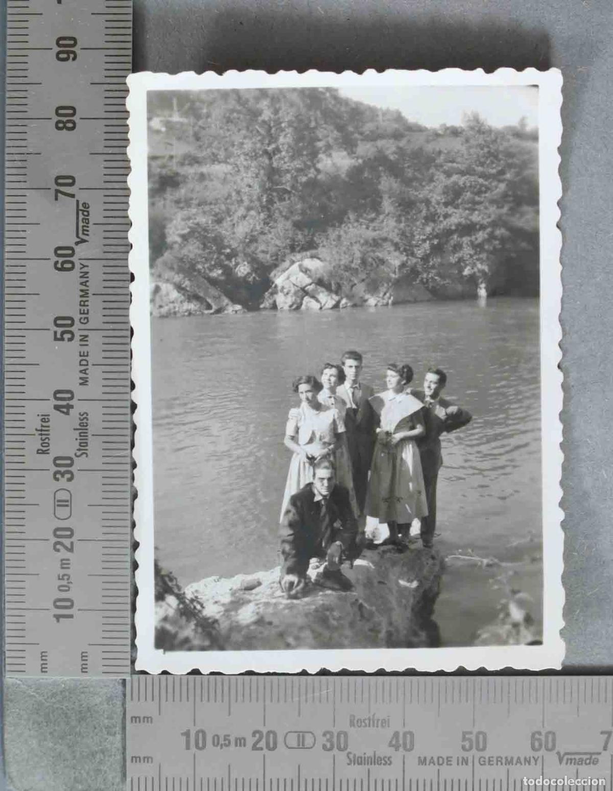 Fotograf&iacute;a antigua: FOTOGRAFIA. Grupo de personas - HACIA 1950 RIO &iquest;TORRELAVEGA?