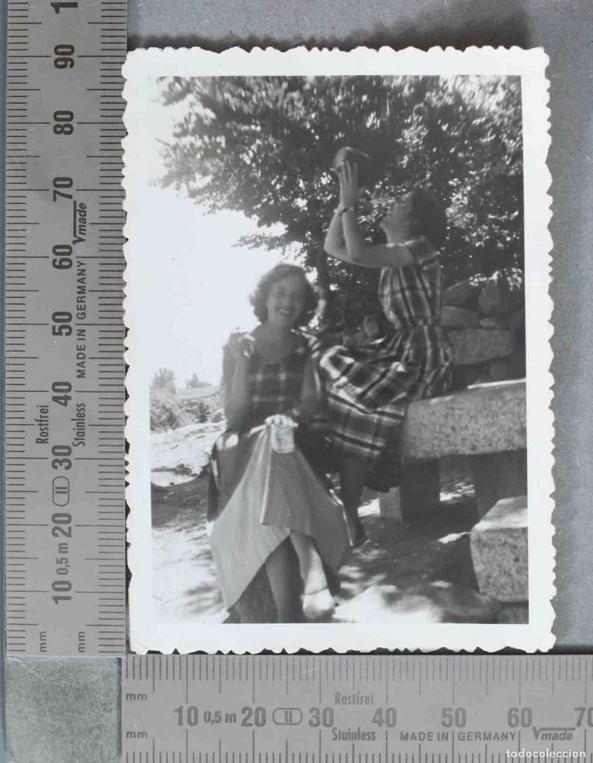Fotograf&iacute;a antigua: FOTOGRAFIA. Dos mujeres sentadas sobre banco de piedra BEBIENDO BOTIJO HACIA 1950