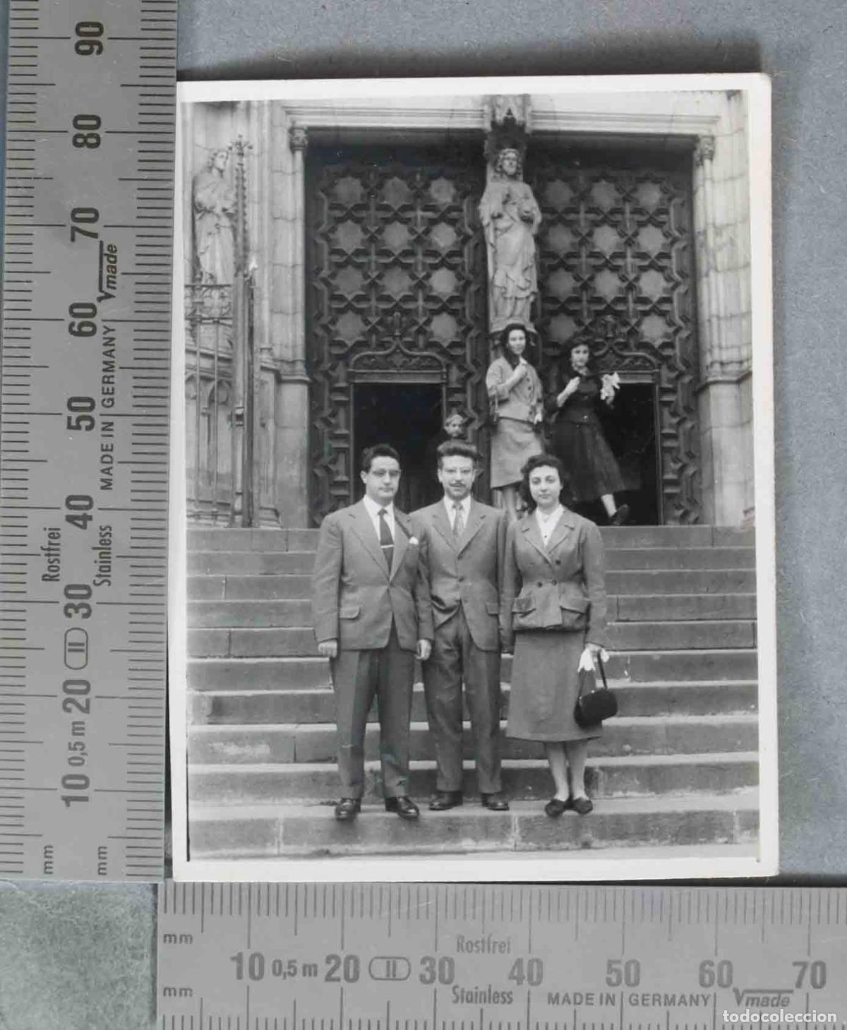 Fotograf&iacute;a antigua: FOTOGRAFIA. Barcelona - Catedral - Fachada principal con figuras HACIA 1950