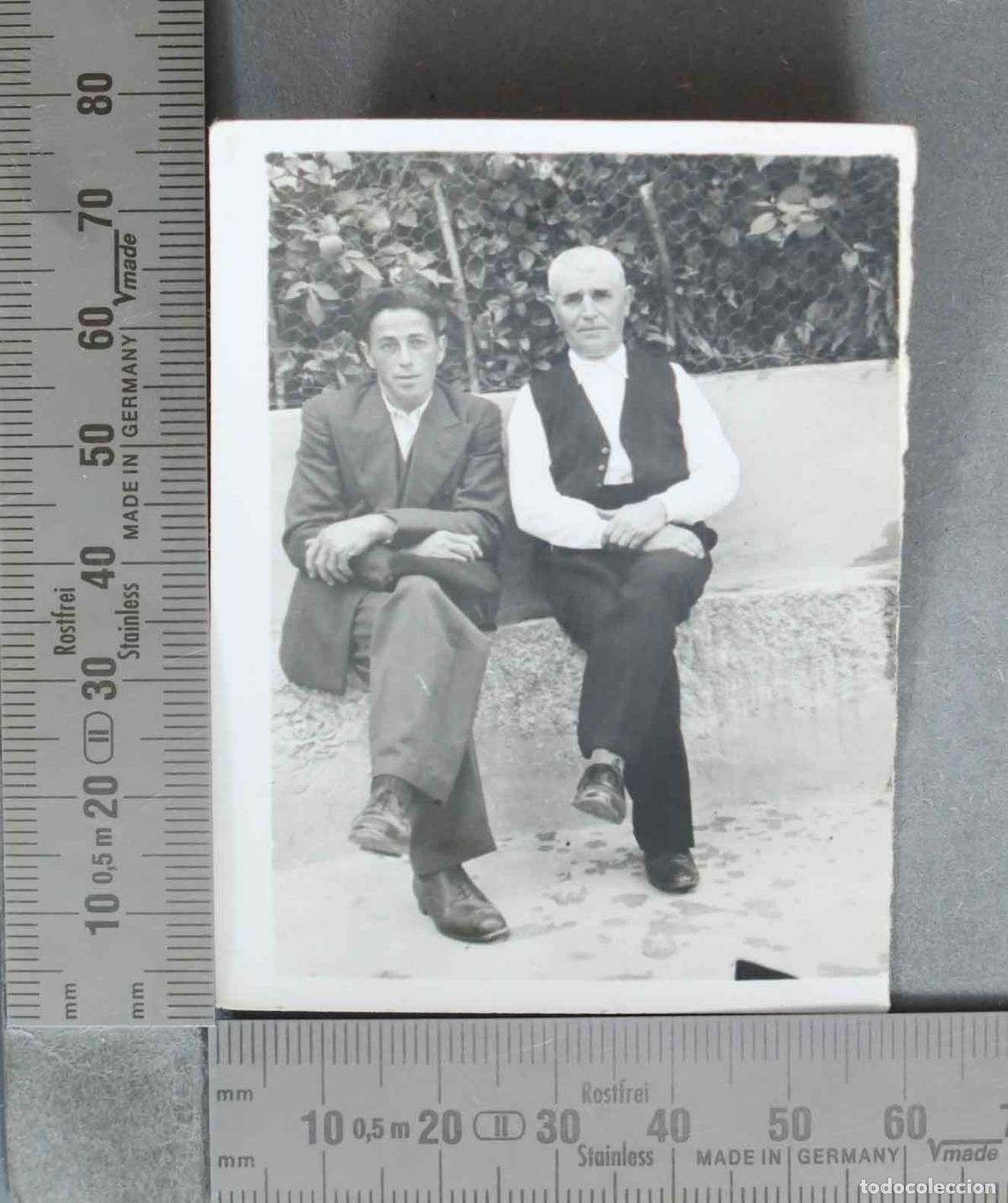 Fotograf&iacute;a antigua: FOTOGRAFIA. Dos hombres sentados en banco exterior HACIA 1940