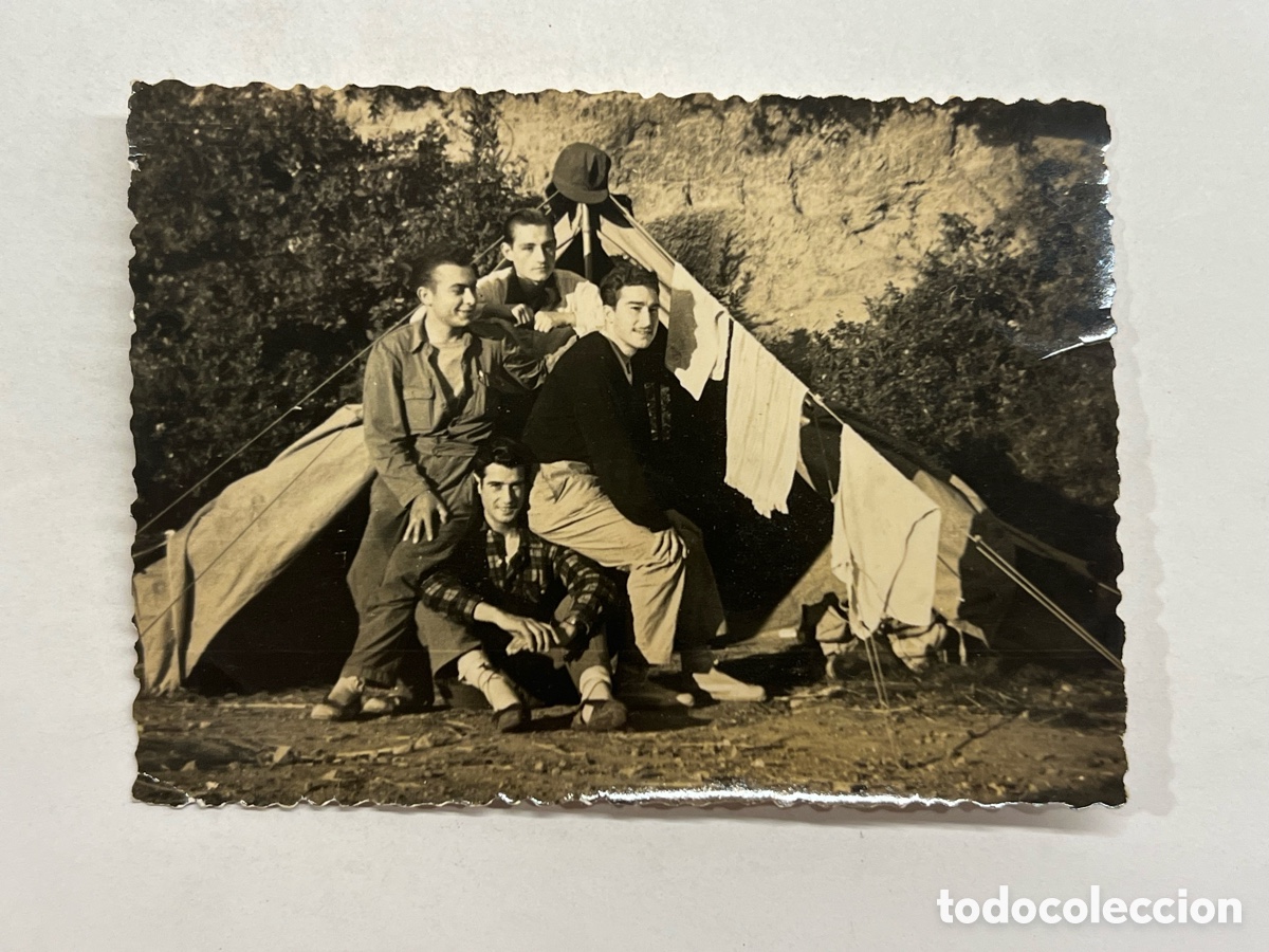 Fotograf&iacute;a antigua: Fotograf&iacute;a J&oacute;venes de acampada. Complicidad y risas.. y alguna que otra&hellip; (h.1960?)