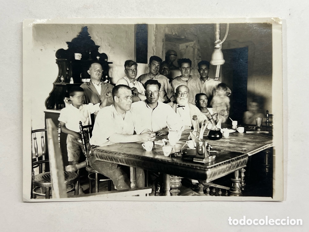 Fotograf&iacute;a antigua: FOTOGRAF&Iacute;A ANTIGUA.. Reuni&oacute;n o celebraci&oacute;n.. Porr&oacute;n y vino que no falten&hellip; (h.1945?)