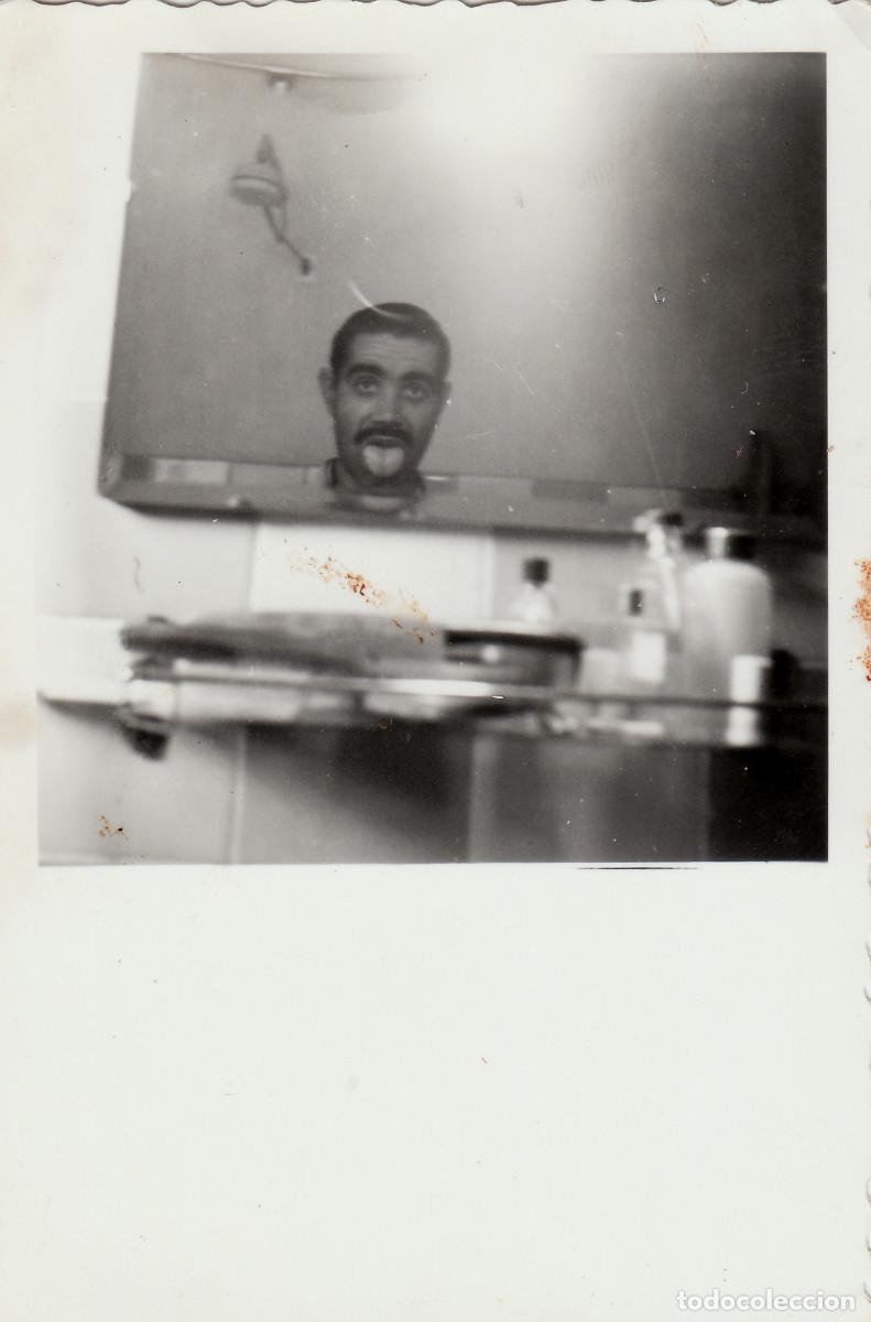 Fotograf&iacute;a antigua: Haciendo bromas. Chico sacando la lengua reflejado en el espejo del ba&ntilde;o. A&ntilde;os 50-60 sv