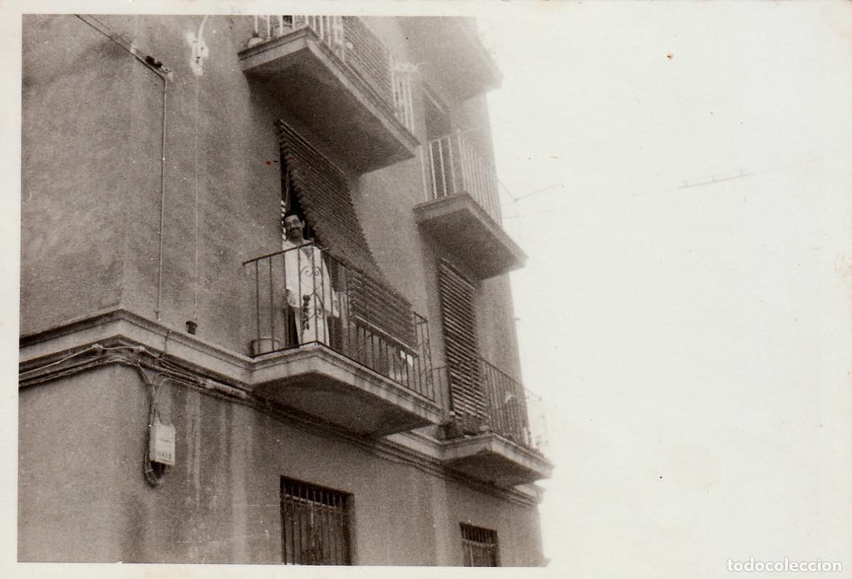 Fotograf&iacute;a antigua: Chico en pijama asomado al balc&oacute;n. Val&egrave;ncia? A&ntilde;os 50-60 sv