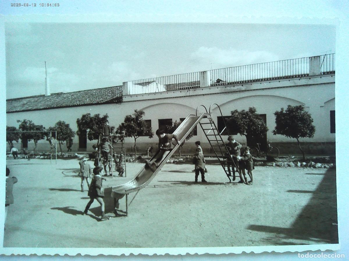 Fotograf&iacute;a antigua: FOTO DE NI&Ntilde;OS JUGANDO EN EL PATIO DEL COLEGIO, TOBOGAN , ETC . DE DELGADO , ANDUJAR ( JAEN )