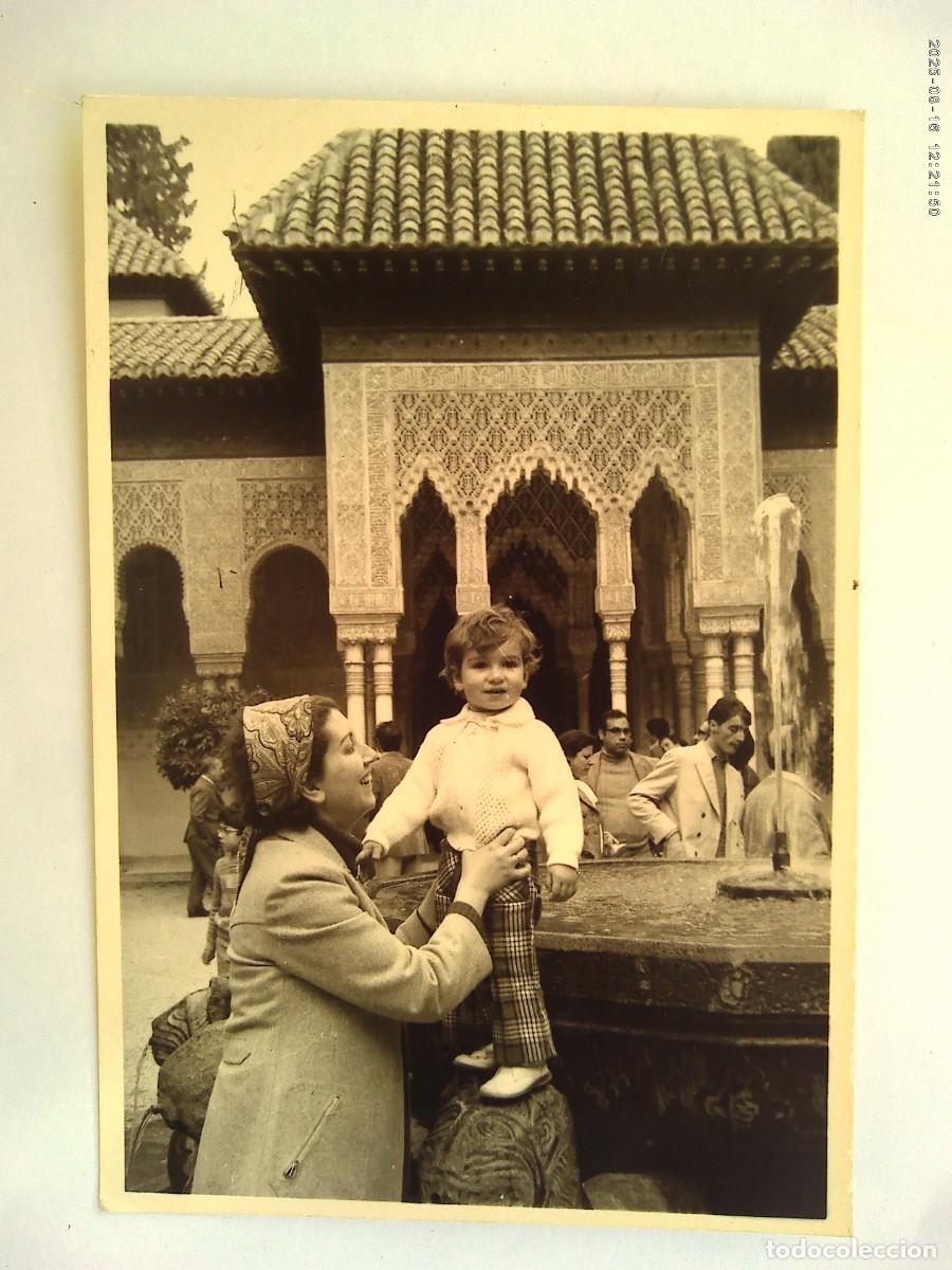 Antique Photography: FOTO DE MADRE CON NI&Ntilde;O EN LA ALHAMBRA DE GRANADA , 1973